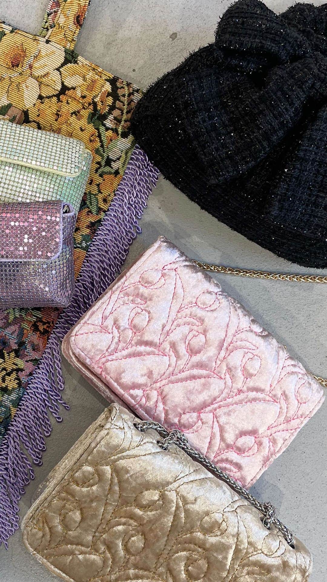 CASSELINIのインスタグラム：「💐coming soon item 💐 ⁡ ☞9.14.Thu ⁡ mini mirror bag gold/pink/black ¥8,250(inc.tax) ⁡ mini metal shoulder ivory/purple/black ¥7,480(inc.tax) ⁡ ribbon mini bag pink/animal/black ¥7,150(inc.tax) ⁡ jacquard fringe totebag ivory/purple/silver/gold ¥5,500(inc.tax) ⁡ ⁡ 🛒ONLINE SHOP TOPページリンクよりご覧いただけます。 🛒原宿店 渋谷区神宮前5-27-8 03-3400-5584 12:00〜20:00 商品の在庫などのご質問はこちらまで💐 @casselini_shop ⁡ #Casselini #23AW #MIXMATCHROMANTICS #bag #newar rival」
