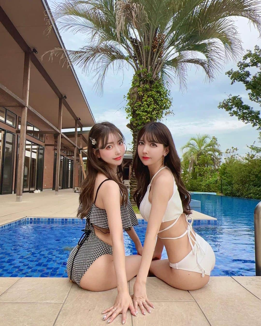 吉川ちえのインスタグラム：「【🍑🍑🍑🍑🍑】 . ちかさんともう何年も通ってる 💓美尻研究所💓 ( @bijiri_kenkyujo )に 行ってるから水着姿👙安心😌❤️笑 . なかなか自分でお尻のケアって 出来ないから専門サロンで やってもらってるよ😚👋💕 . #美尻研究所 #美尻 #お尻女子 #エステサロン」