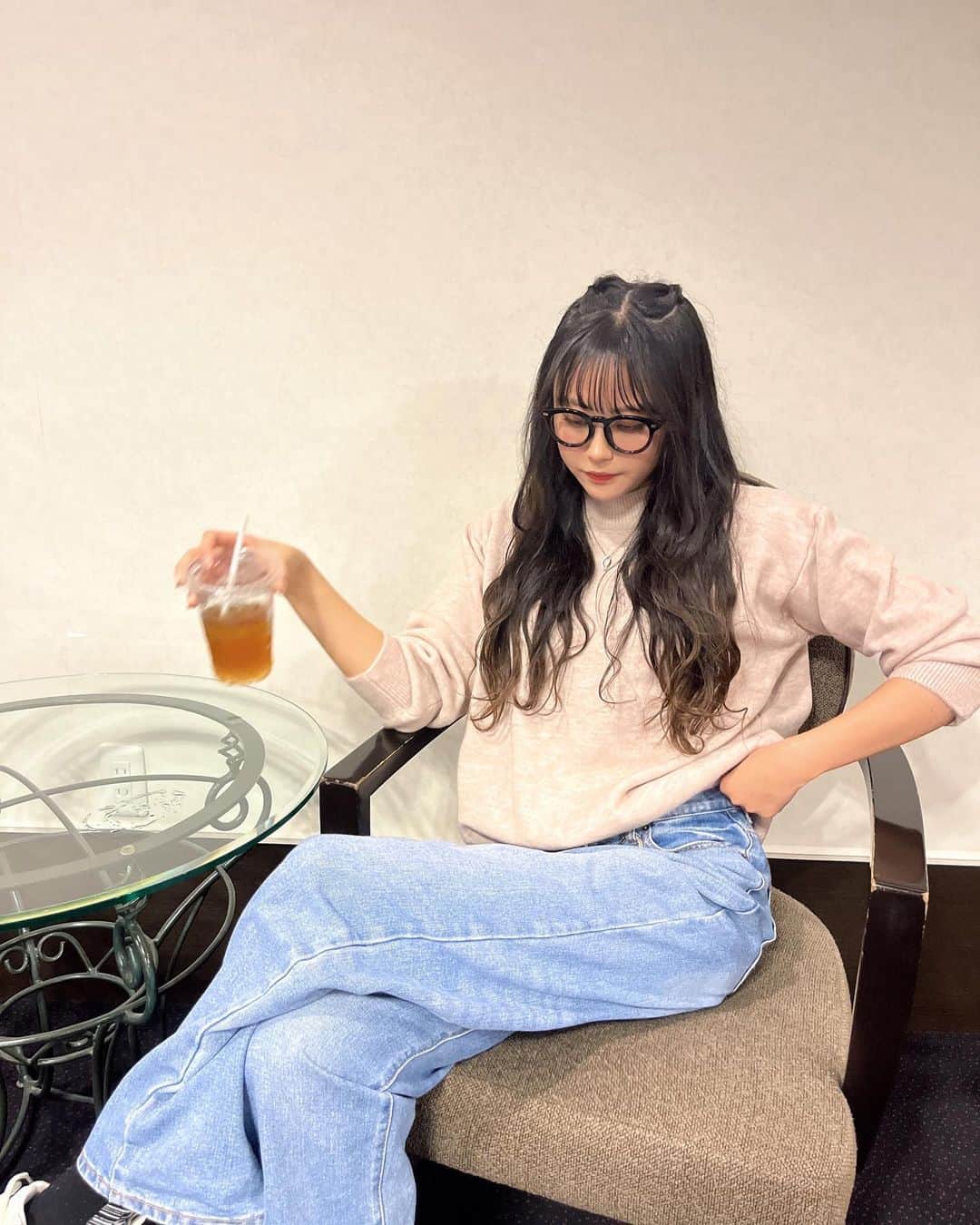前田まはるさんのインスタグラム写真 - (前田まはるInstagram)「. 秋用にGETしたニット🍁 触り心地と伸縮性が私好みすぎて最高🎶 色展開他にもあったからそっちも買いそう🥺笑  ZOZOTOWNはセール開催中❤️‍🔥 Max50%offだってやばい🥺 まだまだ秋服調達の旅は終わらない〜❗️  @__ada.official__  @kirakirashop_kg  #ada  #エイダ  #エイダコーデ #zozotown  #zozo購入品 #zozotown購入品  #ニット #オーバーサイズ  #韓国ファッション #着回しコーデ」9月9日 20時00分 - mahalu_maeda
