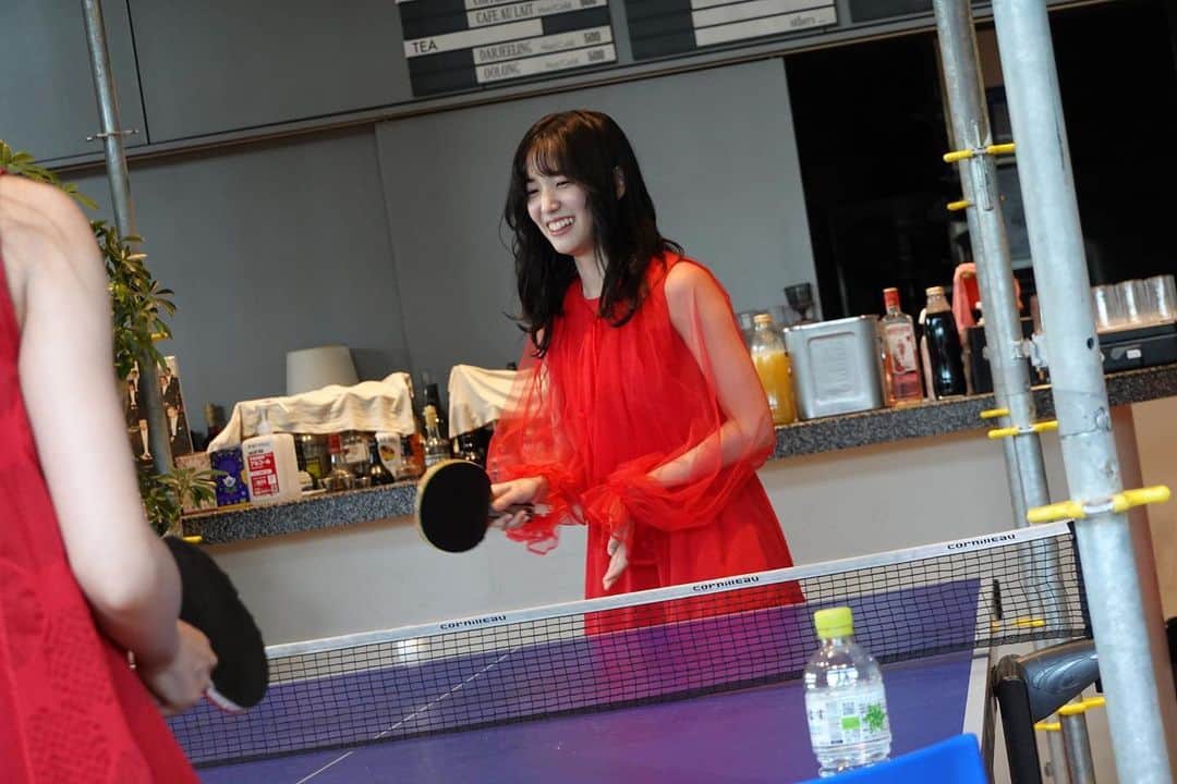 のインスタグラム：「ずきちゃんと卓球🏓  MVの休憩中〜✌️  #アイドルなんかじゃなかったら #akb48  #아이돌」