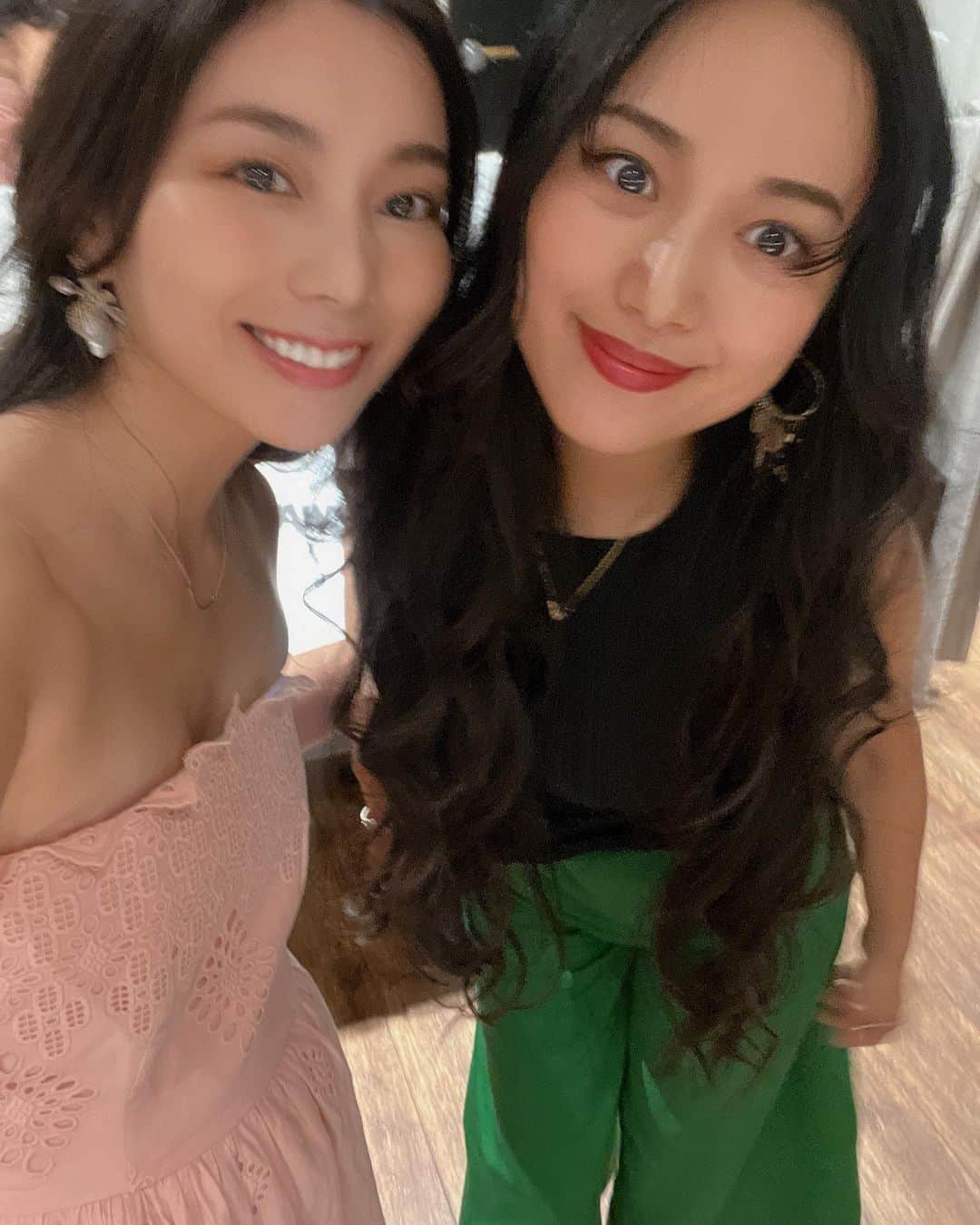 村上瑠美奈さんのインスタグラム写真 - (村上瑠美奈Instagram)「大きいピザー🍕🍕🍕🍕🍕  アメリカンなサイズ😳 さすがLAのピザ屋さん🍕！ イベントで提供しました。 美味しかったかな？  #RWHC vol.6ありがとうございました🇺🇸✨  今回のテーマはLA。 みんなに楽しんでもらえるよう たくさん準備してきたので 喜んでもらえてたら嬉しい🥳  衣装はテーマカラーのピンクとグリーンで2人で合わせました🩷💚 @tokiko_kitagawa_ もありがとう🤍  #razwald」9月9日 15時07分 - ruminamurakami