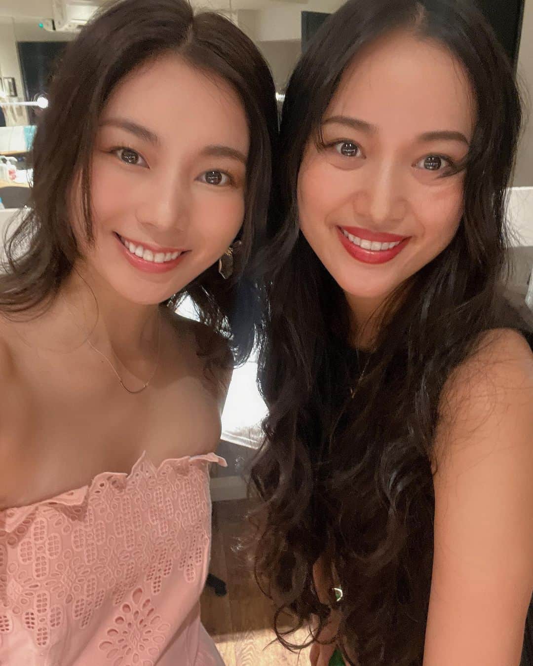 村上瑠美奈さんのインスタグラム写真 - (村上瑠美奈Instagram)「大きいピザー🍕🍕🍕🍕🍕  アメリカンなサイズ😳 さすがLAのピザ屋さん🍕！ イベントで提供しました。 美味しかったかな？  #RWHC vol.6ありがとうございました🇺🇸✨  今回のテーマはLA。 みんなに楽しんでもらえるよう たくさん準備してきたので 喜んでもらえてたら嬉しい🥳  衣装はテーマカラーのピンクとグリーンで2人で合わせました🩷💚 @tokiko_kitagawa_ もありがとう🤍  #razwald」9月9日 15時07分 - ruminamurakami