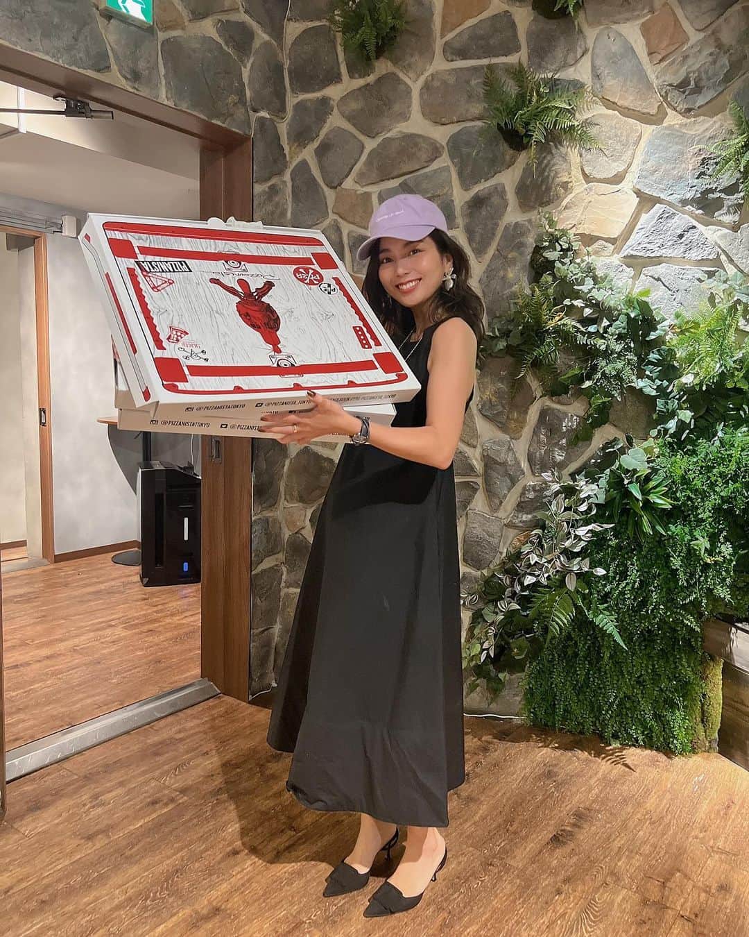 のインスタグラム：「大きいピザー🍕🍕🍕🍕🍕  アメリカンなサイズ😳 さすがLAのピザ屋さん🍕！ イベントで提供しました。 美味しかったかな？  #RWHC vol.6ありがとうございました🇺🇸✨  今回のテーマはLA。 みんなに楽しんでもらえるよう たくさん準備してきたので 喜んでもらえてたら嬉しい🥳  衣装はテーマカラーのピンクとグリーンで2人で合わせました🩷💚 @tokiko_kitagawa_ もありがとう🤍  #razwald」