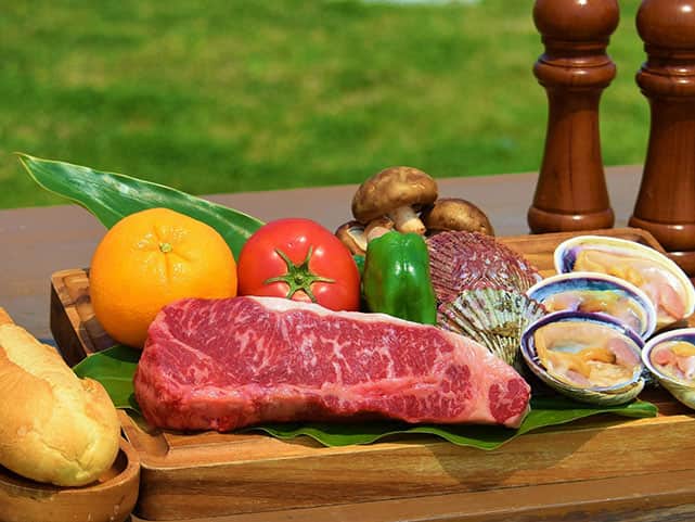 のインスタグラム：「【伊勢志摩エバーグレイズ】 「One Pound Japanese Sirloin Steak Set」 国産の霜降りサーロインで贅沢にアメリカンBBQを楽しもう!!🥩  #伊勢志摩エバーグレイズ #グランピング #エバキャン #グランピング #アメリカン #アウトドア #リゾート #キャンプ #三重県 #伊勢志摩 #志摩市 #三重旅行  #ファミリーキャンプ #ファミキャン #オートキャンプ #三重県キャンプ場 #犬とキャンプ #everglades #glamping #resort #camping #camp #iseshima」