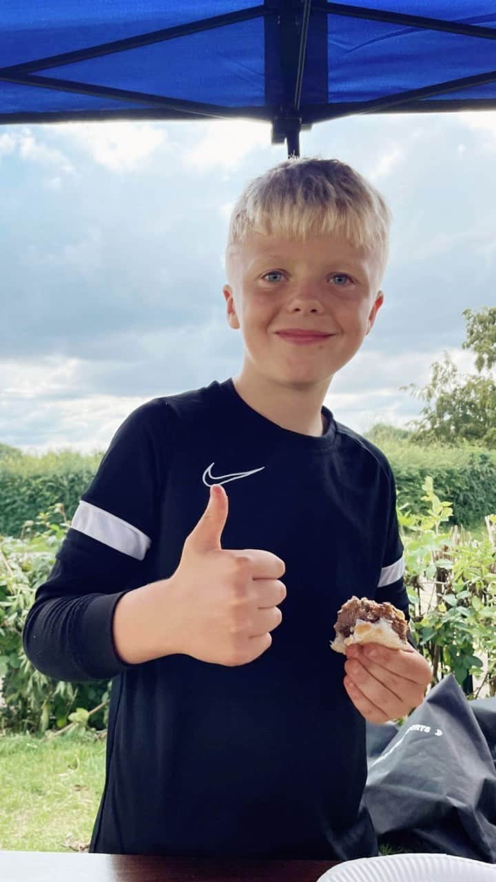 ジェイミー・オリヴァーのインスタグラム：「To say I’m proud is honestly an understatement !! This summer my lovely team from @jamiesministryoffood partnered with @essexactivate holiday clubs and together we taught over 300 children to cook. I really believe that if you empower children with knowledge about cooking and nutrition you set them up for a healthy life ❤️  If you’re interested in delivering our Ministry of Food programme in your area please contact us by hitting the link in my bio. Big love everyone have a great weekend x x x」