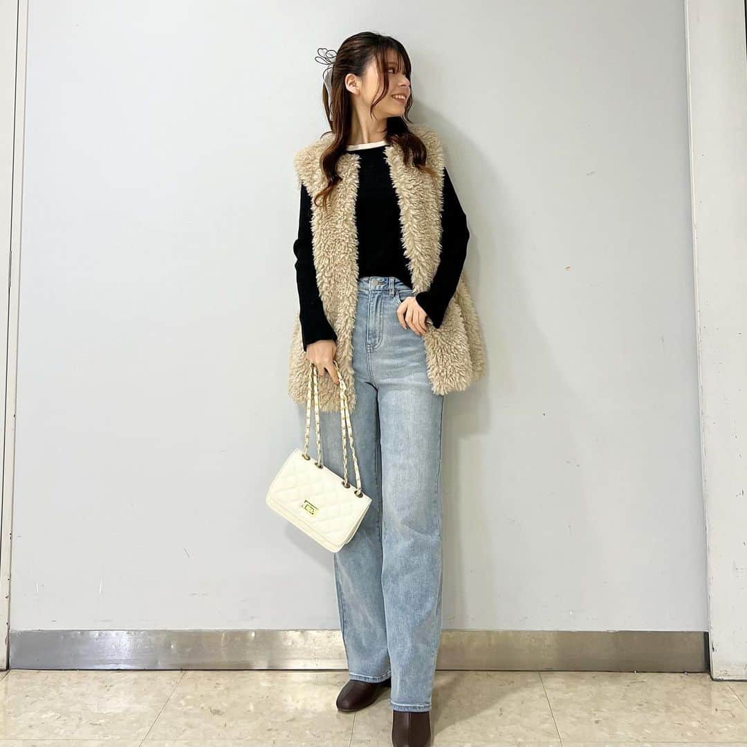 神戸レタス三宮店のインスタグラム：「・  .  梅田店大人気アイテム 選べる2タイプフェイクファーロングベスト[K1229]  1枚プラスするだけでトレンドコーデに🤎 今季大活躍間違いなしの一押しアイテムです✨  ↓着用品番↓ K1229 C6780 M3677 I2573 B1380 ・ ・  ▶︎▶︎▶︎STAFF kanachi  162cm(梅田店) ・ ・  #kobelettuce#神戸レタス#プチプラコーデ#プチプラ#大人女子#おしゃれ女子 #coordinate#ootd#ootdfashion#コーデ#コーディネート#fashion#今日のコーデ#おしゃれさんと繋がりたい #秋服 #秋服コーデ #osaka#大阪#HEP_SHOPS#20代ファッション#キレいめコーデ#ファーベスト #ファーベストコーデ #レタジョ#hep#aeonmall_toyokawa_topic」