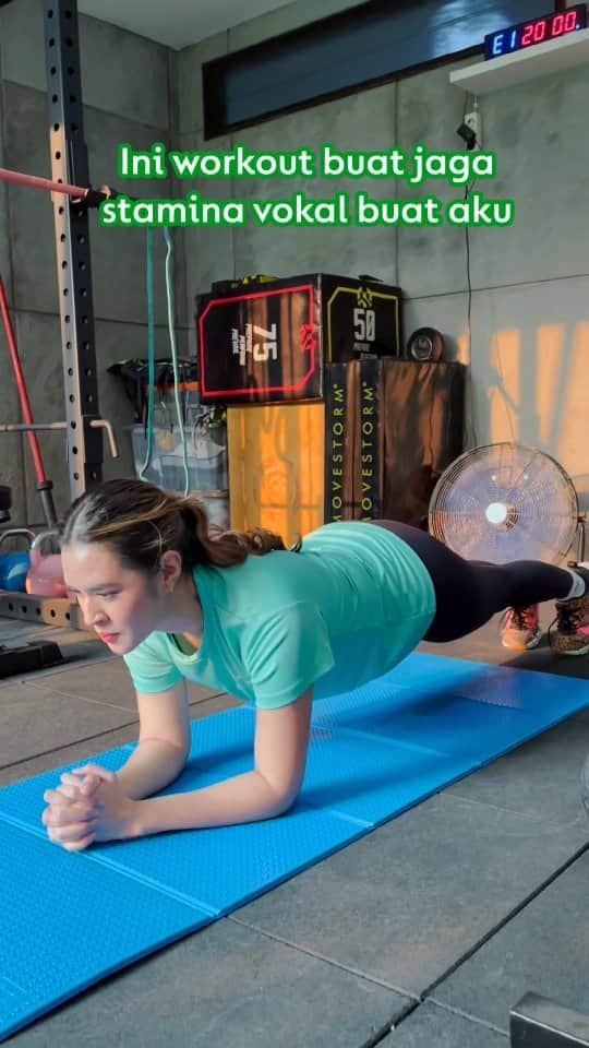 Raisa Andrianaのインスタグラム：「Selamat Hari Olahraga Nasional!!!!  Olahraga tu punya peran penting banget buat karir nyanyi aku. Dengan workout rutin, aku jadi bisa ngelatih stamina dan suara aku tetap stabil saat nyanyi walau sambil bergerak atau ngedance di panggung.  Nah, yang aku lakuin di video ini 2 gerakan yang harus kamu lakuin back to back, gerakan yg dinamis (naikin heart rate) dan gerakan yang statis, untuk kontrol “ngos2an” kamu, karena ini bakal berguna bgt di panggung. Oh iya, jangan lupa latihan core juga supaya bisa mondar mandir di panggung sambil suaranya stabil ya!  Dettol Cool juga bisa kasih sensasi lebih dingin 5°C! Kamu juga bisa #TaklukkanPanasmu di Hari Olahraga Nasional ini dan dapetin hadiah dari @dettolindonesia. Caranya: - Upload IG reels - Tag @dettolindonesia dan aku - Gunakan hashtag #TaklukkanPanasmu  5 orang yang beruntung akan dapetin hadiah e-wallet @ Rp200.000 dari Dettol! Ditunggu sampai 30 September 2023, ya!」