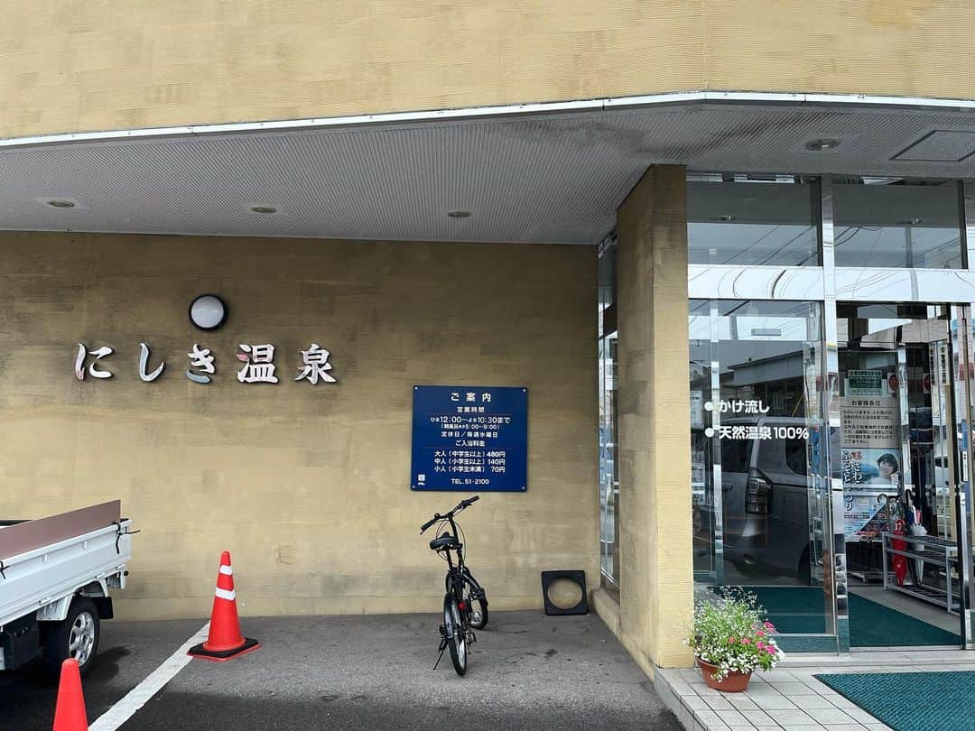 やまだひさしのインスタグラム：「整い処 台風を避けるべく延泊して日帰り温泉巡り。 函館の〆風呂。 源泉掛け流し＆サウナ&飲泉&水風呂まで掛け流しw レンタカー屋さんのおじさんも移住理由は温泉の種類と泉質と言ってて納得！ 函館-タイの直行便あればなぁ。 #やまだひさし #ラジオ #DJ #函館 #最高 #温泉」