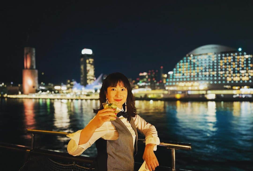 珠久美穂子さんのインスタグラム写真 - (珠久美穂子Instagram)「ノリのいいキスナーさんばかり😃 参加してくれて本当にありがとう❗️ 楽しすぎました😃  カクテル作りにチャレンジ🍸 焼酎甲類de カクテルセミナー  THE KOBE CRUISE  レストランクルーズ船 「コンチェルト」に乗って 神戸の夜景を楽しみながらカクテル作りにチャレンジ♪  どんな料理とも相性が良い焼酎甲類。  糖質・脂質・プリン体 ゼロでスッキリした味わいの 焼酎甲類はロックはもちろん 季節のフルーツや 炭酸との相性もバッチリ  今回は、焼酎甲類ミニ講座や バーテンダーによる デモンストレーション＆カクテル講座。  カクテル作りにもチャレンジ！ 自宅でも美味しくアレンジして 飲んでね❤️  日本蒸留酒酒造組合西日本支部様（板倉さぁ〜ん✨） 大阪国税局様 ご参加いただいたキスナーさん ありがとうございました！  また一緒に飲もうね✨✨  @kourui_west @thekobecruise ＃焼酎甲類 #レモンサワー #焼酎甲類でカンパイ #カクテル セミナー #カクテル作り #ギュウギュウレモンサワー」9月9日 15時12分 - shukumihoko
