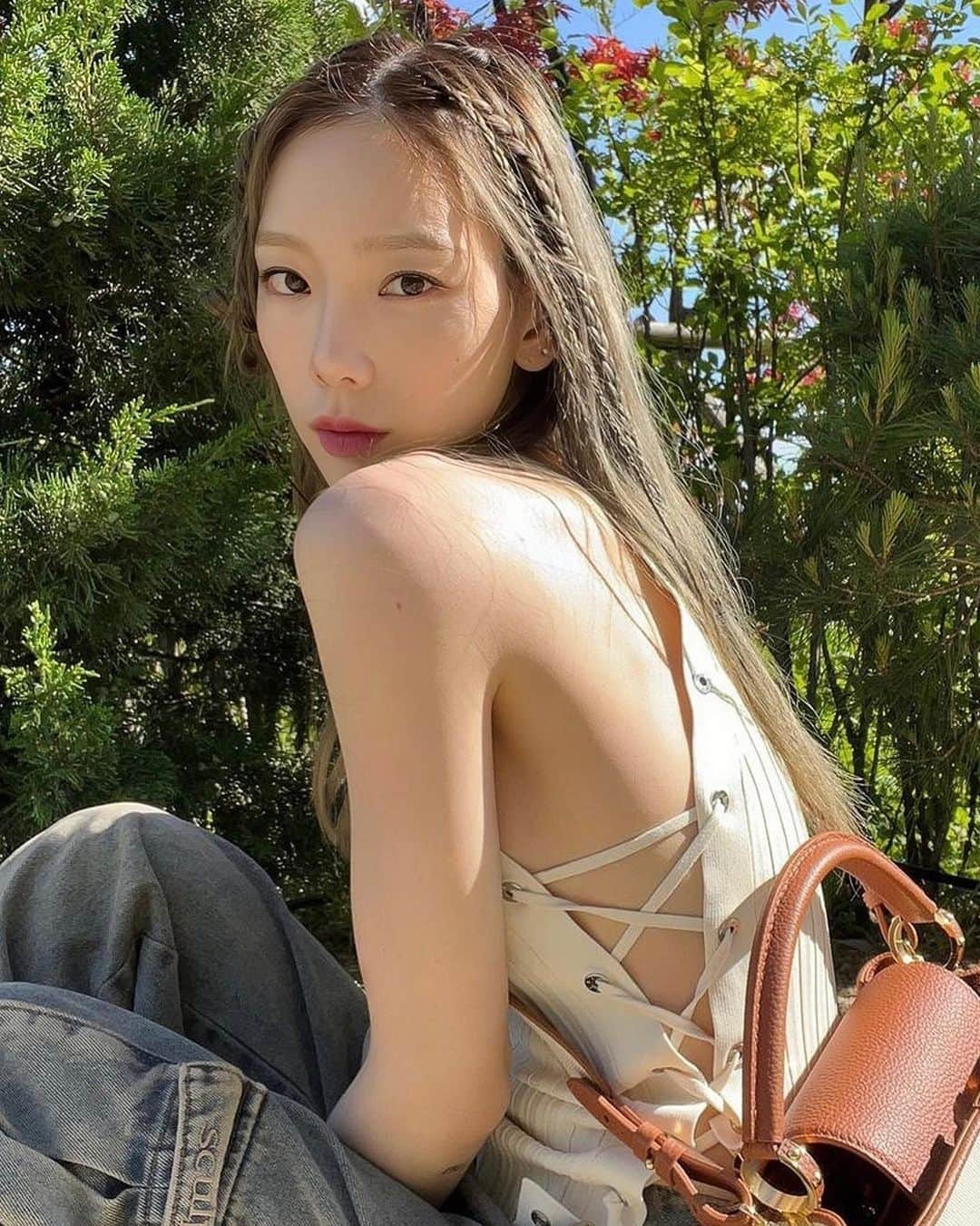 TAEYEONのインスタグラム：「my girl ♡🌳  @taeyeon_ss  #태연 #TAEYEON」