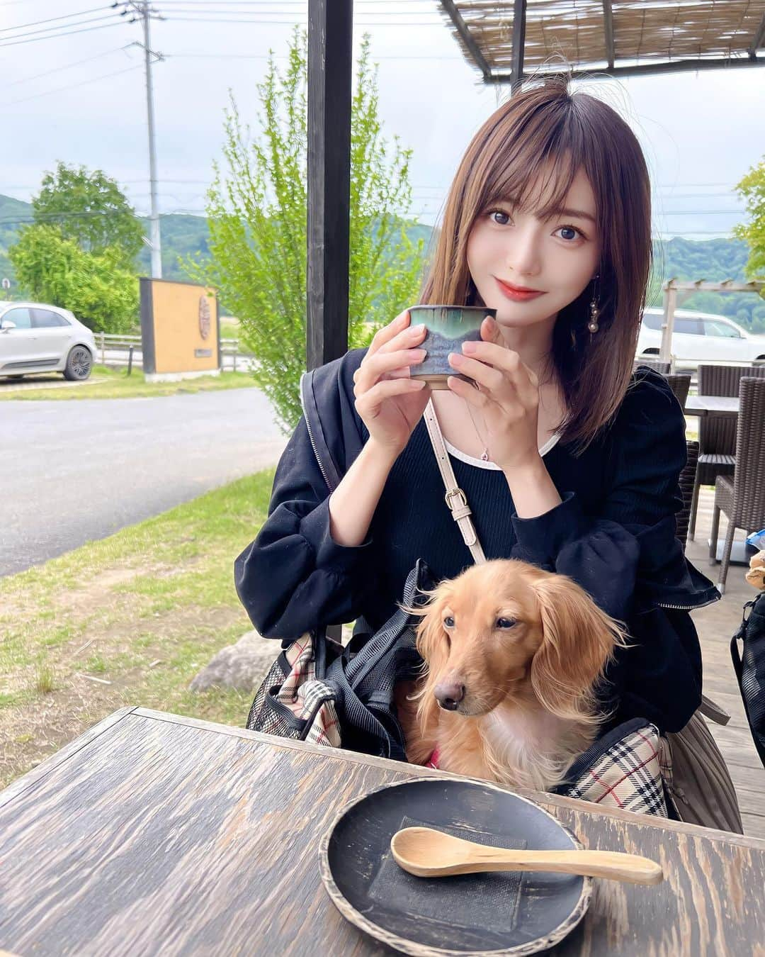 ゆうたむのインスタグラム：「軽井沢行った時の🍃  癒しだったなぁ😊 のんちゃんも一緒ですごいくつろげました🤍 ここはかまど炊きごはんと和のスイーツがいただけるお店❤︎(かまど炊きごはん御厨✨)  愛用してる光沢感が気に入ってるティントがQoo10メガセールで とてもお得に売ってる😭💕  @qua_t.official  ザ グラス タトゥー ティント   買い足したかったカラーをこの機会に購入できたよ❤︎(2本購入だとエグい割引率な事に気づいた😇)  💄04 （bliss) 💄12 (soft coral)←お気に入り👼 💄14 (cherish)  @koming_japan  で1＋1でめちゃめちゃお得に買えるので見てみてね❣️ 期間が短いのでお早めに❤︎  #koming #qoo10メガ割  #qoo10 #ティント #韓国コスメ #韓国コスメ購入品  #リップ #quat #pr #ゆうたむの美容メモ📝」