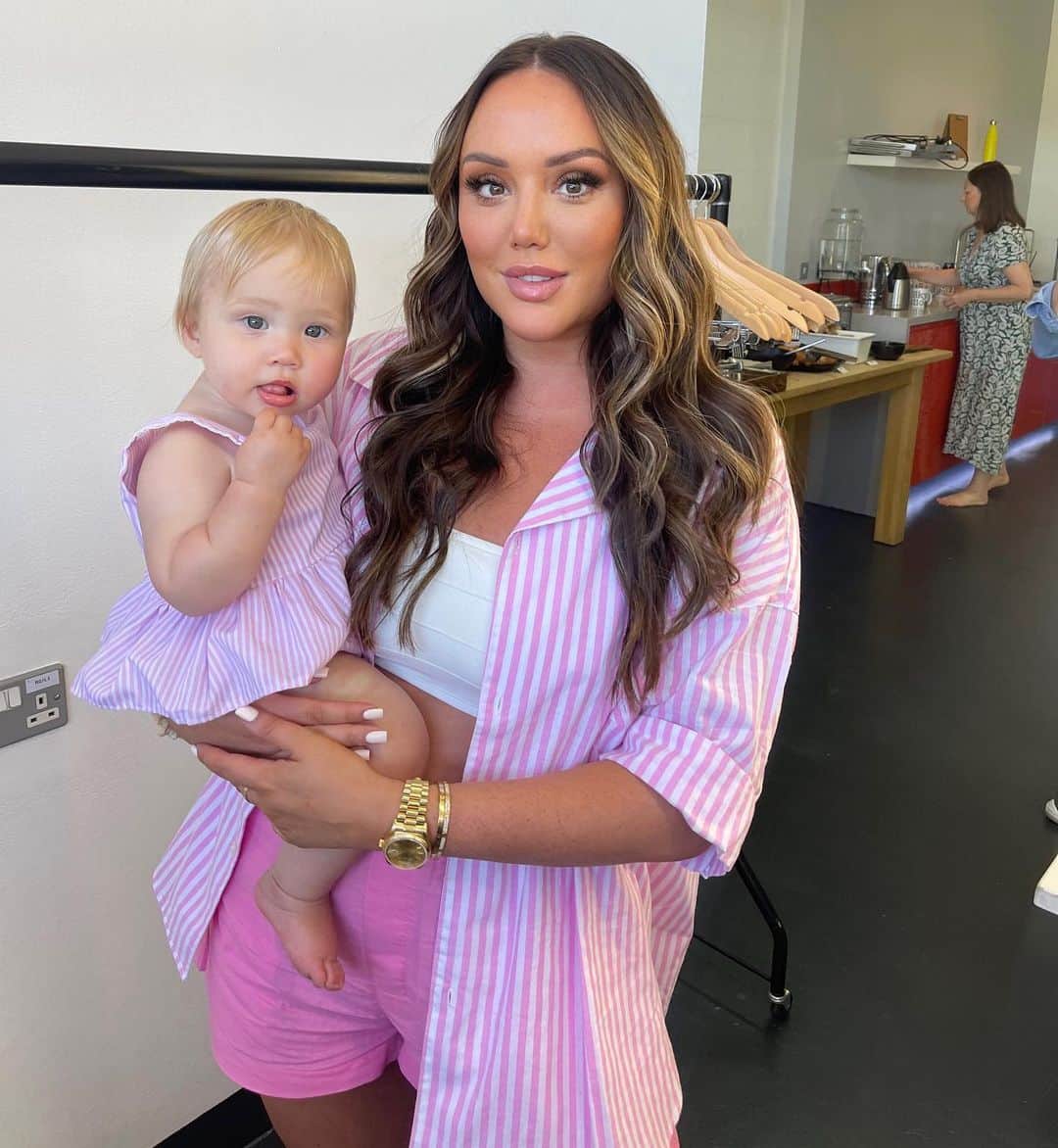 のインスタグラム：「Playing catch-up on photos I still havnt posted from the last 2 weeks so prepare to be sick of me this weekend 😂 me and my girl at first ever joint campaign for @peta_australia 🩷 in matching pink stripes  albas little outfit was gifted from @olivialoveschildrenswear she’s a really amazing small brand who makes the cutest things! I’m wearing a set from @peppergirlsclub all the stripe sets are now IN THE SALE 🥰😍」