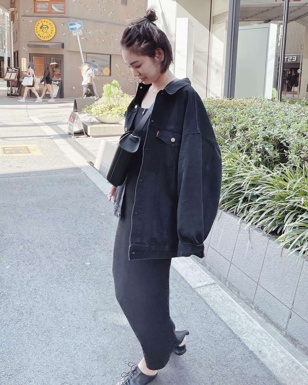 kanetaka ayaのインスタグラム：「・ めちゃんこ使いやすいバッグ♡  ショルダーのすぐ荷物が取り出せる利点と、 コーデを引き締めるデザイン  (個人的には子ども抱っこした時に、ちょっと乗せれる🤏)  安定の黒も、クリーミーな白もおすすめ🙋‍♀️  他のcoordinateはアカウントチェック！ ⇒@aya_kanetaka_ ♡ ---------------------------------- #ブラックコーデ#ママコーデ#30代コーデ #ungrid#ungrid_official #ungridコーデ」