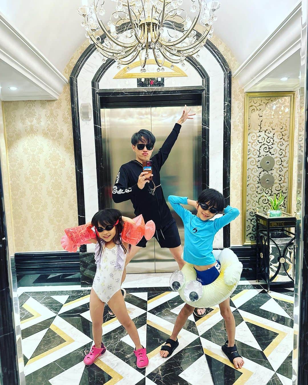 のインスタグラム：「let's go to the pool!」