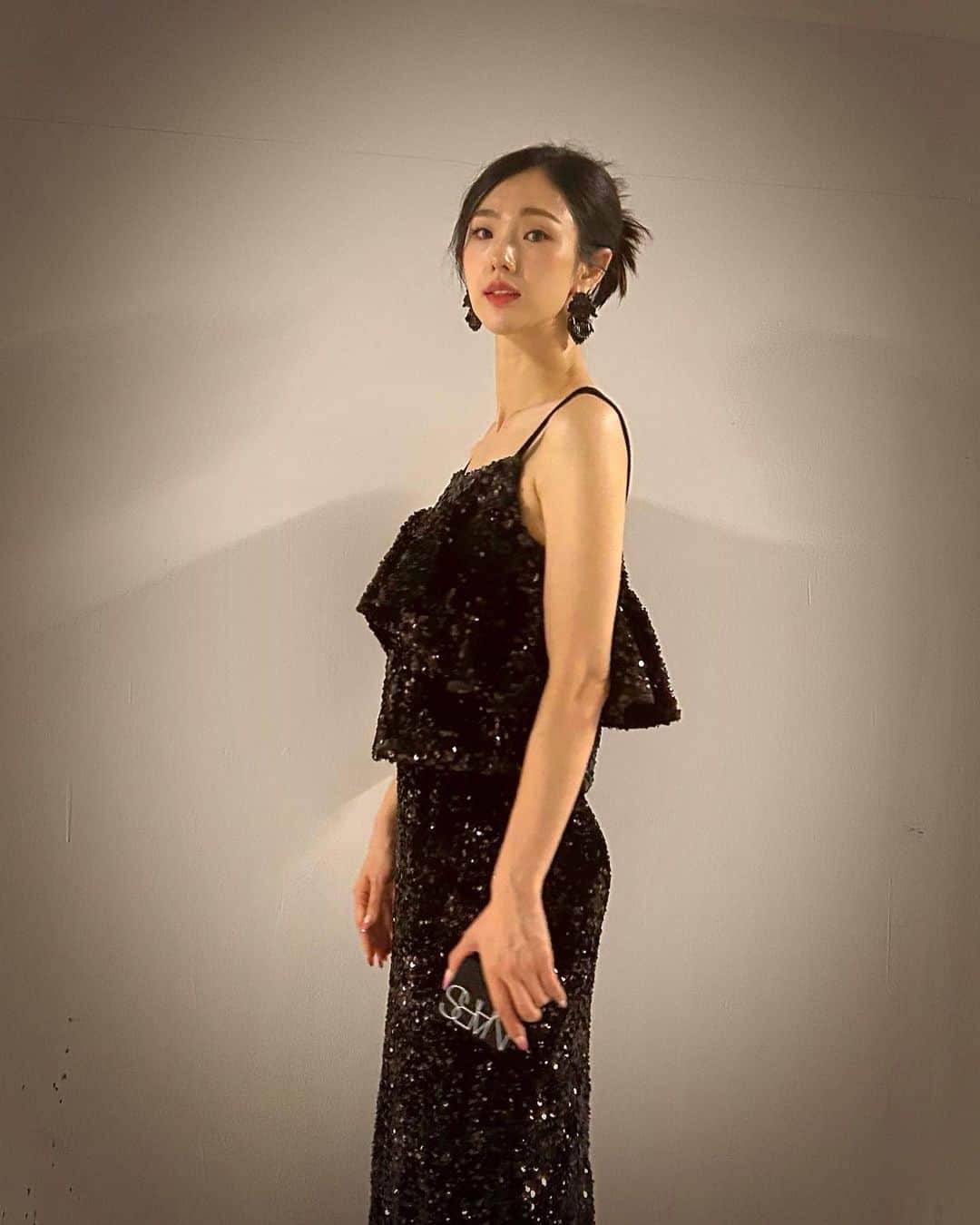 パク・アインのインスタグラム：「너무나 낭만적인 옷  @02armoire 🍷#seoulfashionweek 2024ss#끝#멋져요❤️#moodindigo」