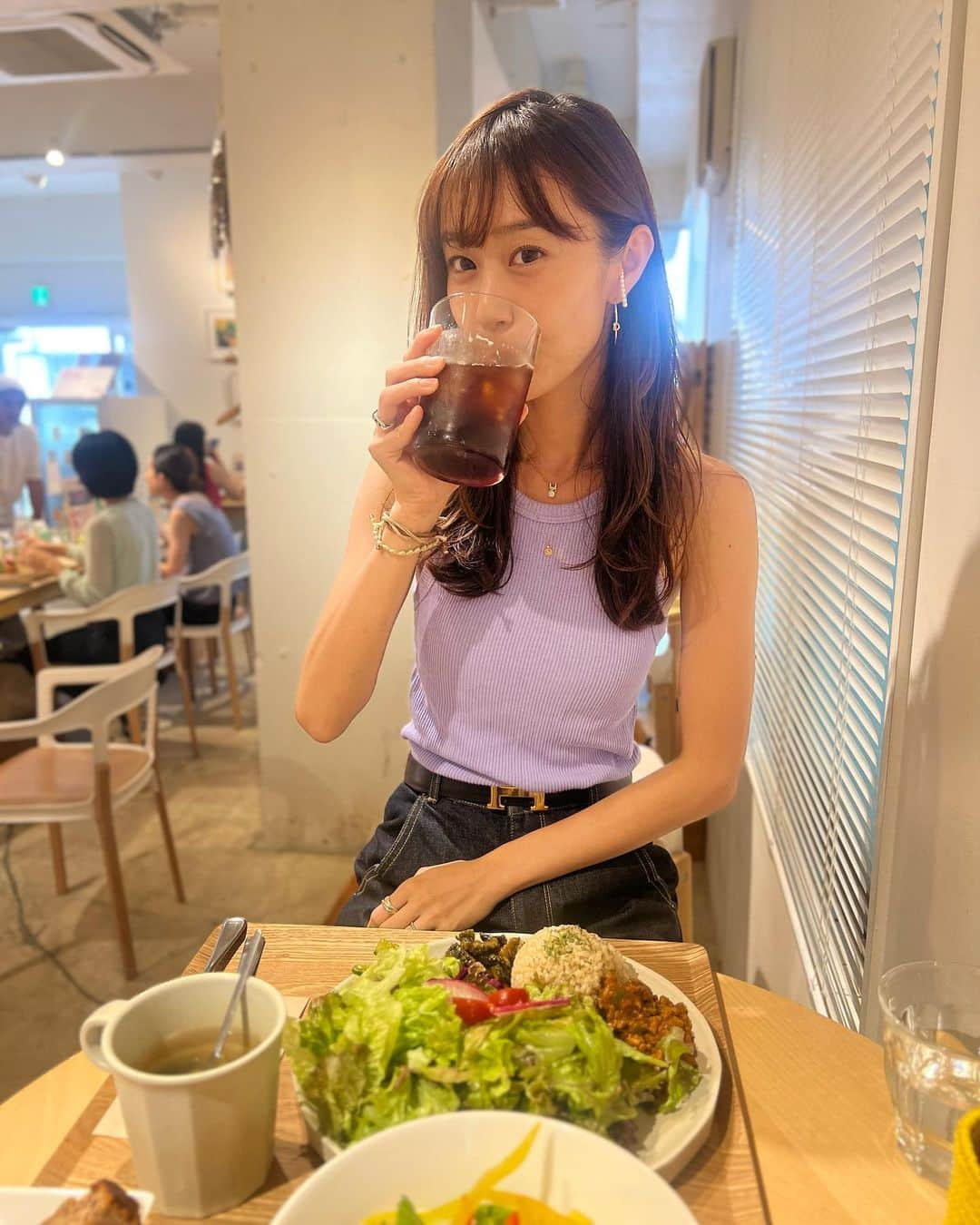 菊井彰子さんのインスタグラム写真 - (菊井彰子Instagram)「もう9月に突入したというのに タンクトップ投稿失礼致します🎽笑  お美しいママ友なみちゃん @taka_namy と なんとも女子力お高めなランチへ❤︎ お誘いしてもらえるって嬉しいな☺️♡  表参道にあります 『L for You AOYAMA』 へ @lforyouaoyama 🥦🍅🥕🌽  ヴィーガン＆グルテンフリーの フードメニューやスイーツ、ドリンクが味わえるお店♡  お野菜がワンプレートにてんこ盛り！ 大食いなのでボリュームしっかりなのがとても嬉しい👏 大豆ミートのカレーも美味しかったなー🍛  店内ではオーガニック系の商品も購入できちゃう♡ 娘が産まれてからは興味津々です🫣  2時間ほどだったけれどわちゃわちゃと楽しかったねぇ♡笑  そして地面に這いつくばる勢いでなみちゃんに 足長く写真撮ってもろたので、 まじで誰得❓ ですが載せさせてもろて🫣🙏🙇‍♀️笑 #実物とは異なります #158cm   せっかくの女子会なのに朝バタバタしすぎて、 結局タンクトップとデニムで 子連れの時と変わらんやないかーい！！笑 次回こそワンピースで🥹🤣😂👗 なみちゃんありがとー🩷  #はてシネマティックモードとは？ #ママ会ランチ  #lforyouaoyama  #オーガニックカフェ  #ヴィーガンカフェ  #オーガニックランチ  #ヴィーガンランチ #mecre  #ママコーデ  #ママガール」9月9日 15時26分 - yanakiku_kiku