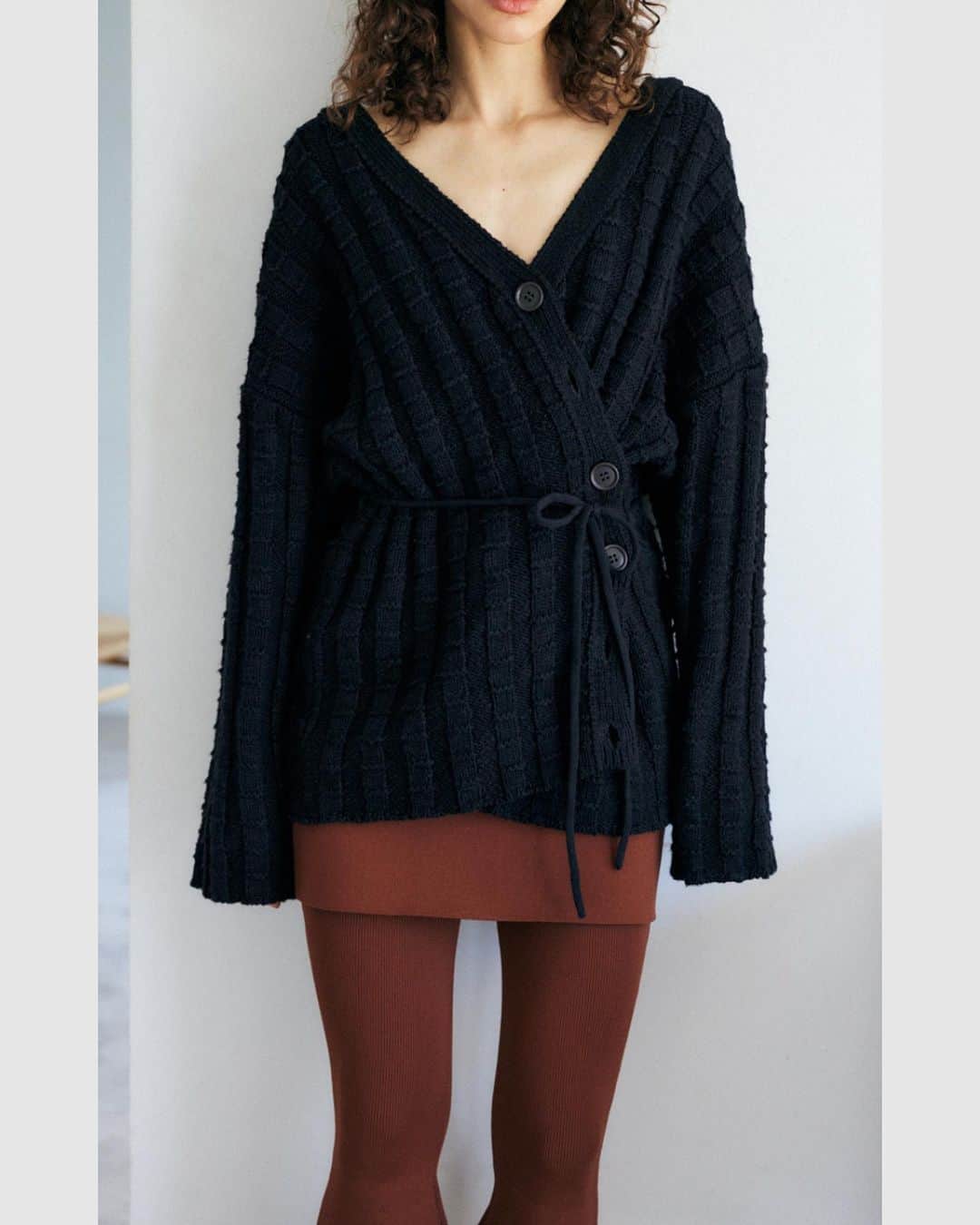 のインスタグラム：「【M_】PICK UP ITEM  < CROSSOVER CARDIGAN > SIZE : FREE COLOR : BLU / WHT / BLK 品番 : 010GA270-5240  ___________________________  2023 Autumn Collection  厳しい暑さを乗り越えて、やっと涼しさを感じる頃。 これから迎える肌寒い季節。 心地よく、温もりを感じて過ごせるように。  カラーパレットは野暮ったくなりがちな秋冬に差し色となる 凛としたブルーやグレー、洒落感のあるブラウンのグラデーション。  目線が下にいくようなローライズ、ゆったり気張らないで着られるシルエット。 一つずつは飽きのこないシンプルなデザインですが、 今着たい丈感、サイズ感に仕上げた、シルエットで魅せるラインナップ。  女性の周期的な身体の変化や、その日の気分に合わせて、 着る人の心地よさのためのサイズ調整ができる仕様や 着こなしに変化をつける2WAY仕様などを随所に。  季節の始まり。 おしゃれしたい心、心地よく過ごしたい身体に寄り添うコレクションです。  この機会にM_でのお買い物をぜひお楽しみください。  ___________________________  9月8日(金) New Arrival MOUSSY全店舗 / オンラインストアにて発売開始。  #M_MOUSSY #MOUSSY #SustainableFashion #EthicalFashion #organiccotton #エシカルファッション #エシカルライフ」