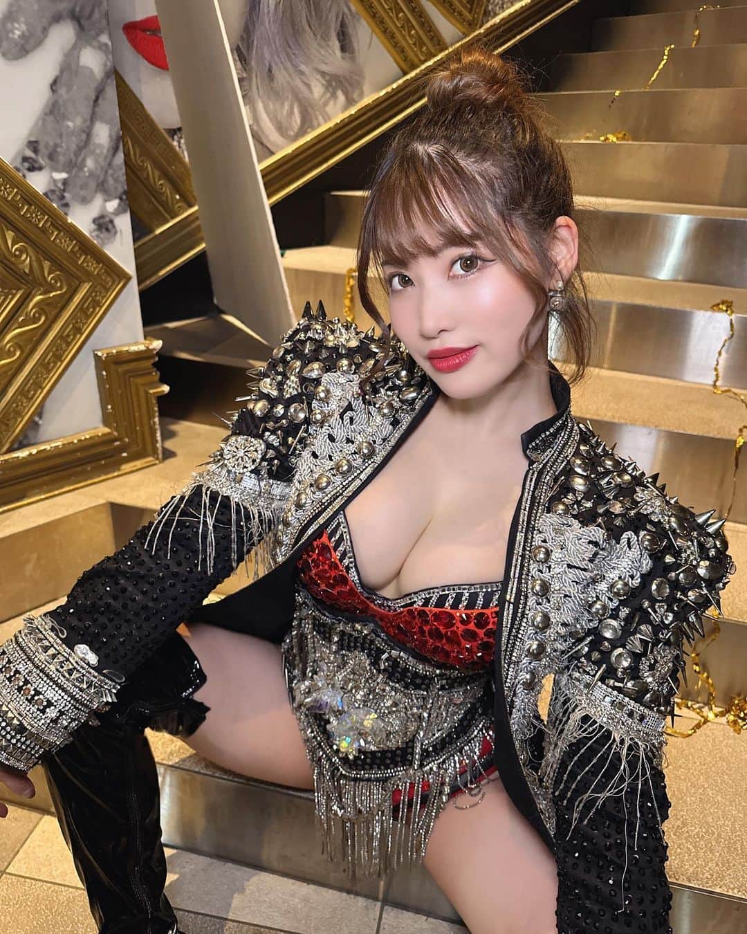 のインスタグラム：「初単独 バースデーイベント🎂11/7🎂 テーマカラー 赤✖️ブラック🌹🖤  Zむすめの担当カラーでも ある、赤🌹情熱の赤❤️‍🔥  今グッズ迷ってて 今日の夜ストーリーで アンケート取るので 答えてくれると嬉しいな☺️✨  すでに何人かの人が 空けとくね！とか 行くね！って言ってくれてて 本当に嬉しすぎるし 心強いし励みになります🥲✨ ・ #バーレスク東京　#burlesquetokyo #burlesque  #エンタメ活動を止めない #バーレスク東京のマシュマロ」