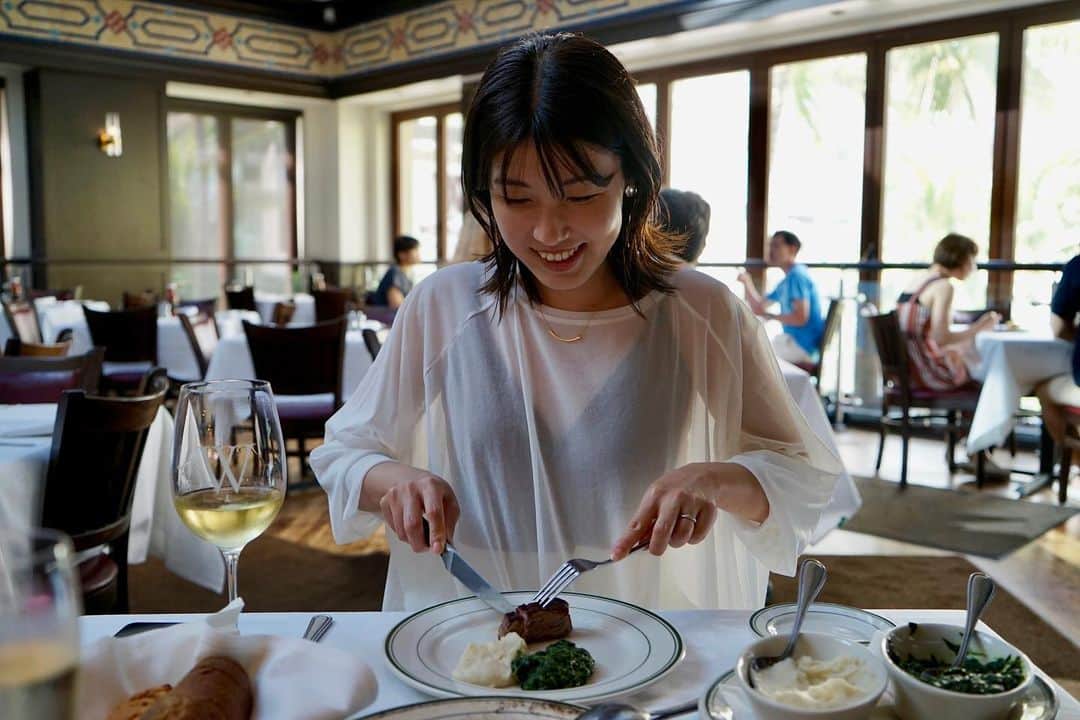 室岡里美のインスタグラム：「⁂  summer vacation  ステーキって なんでこんなに美味しいのでしょうか。 しあわせ〜でした！  #summervacation #steak」