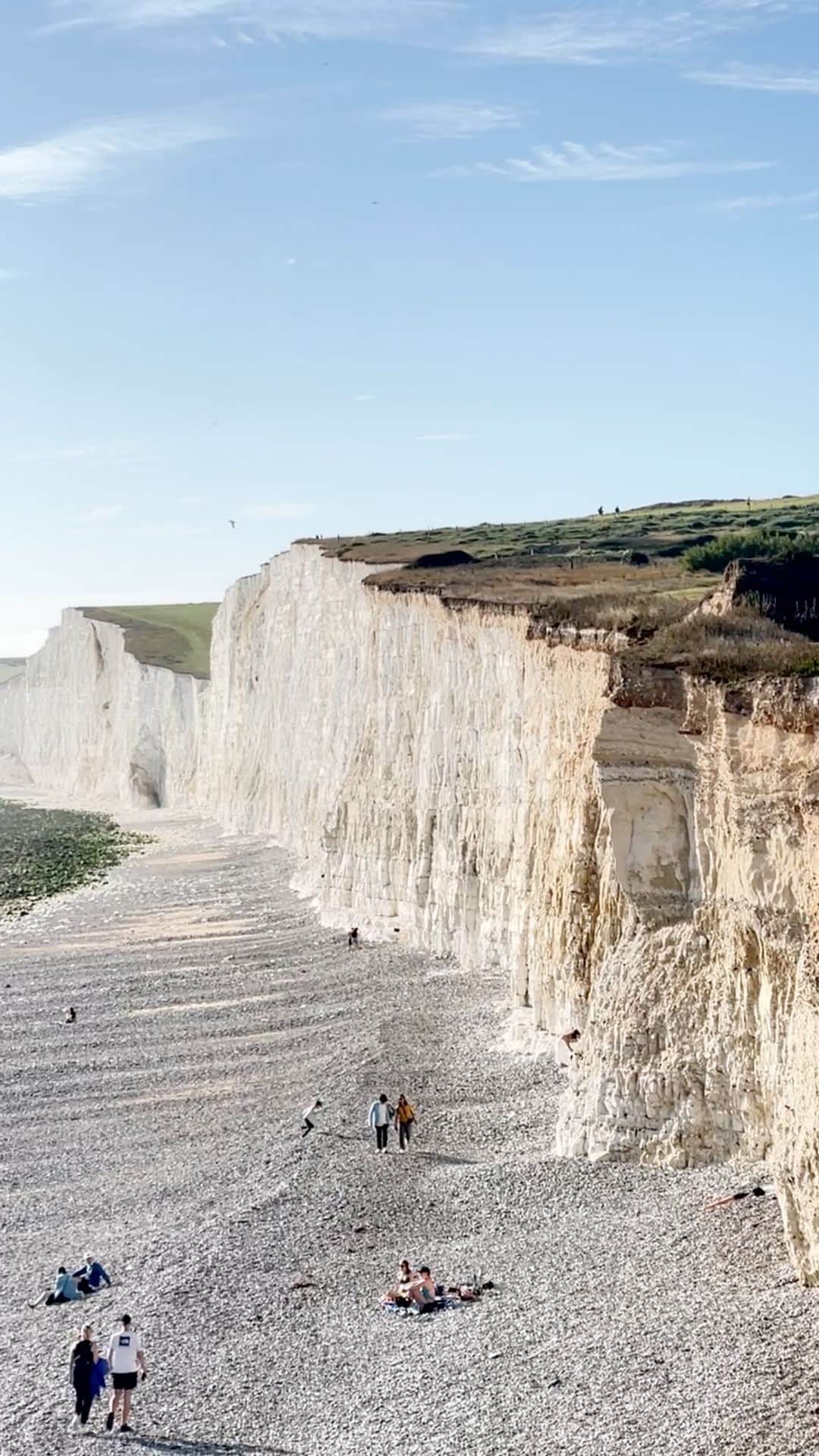 エリーローズのインスタグラム：「Seven Sisters 🐏 イギリスを訪れたら絶対に行ってみてほしいセブン・シスターズ。一生に一度の絶景！ 荒波が削った丘の崖を７姉妹に見立てたことからのネーミング。オーストラリアのスリーシスターズ同様、英語圏では崖を姉妹に見立てることがよくあります。目の前のビーチで一日過ごしたり、ハイキングも🫶🏻🌿」