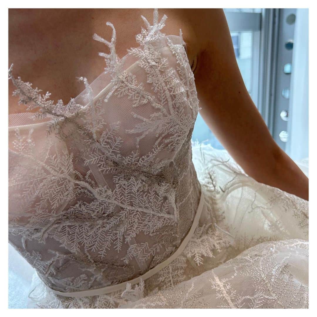 NOVARESE Dress Officialのインスタグラム：「⁡ エレガントで透明感あふれるボタニカルモチーフが全身を飾るドレスです お問合せ、試着予約はお近くのノバレーゼまで ⁡ Dress: Anele (Mira Zwillinger) @mirazwillinger @novaresewedding  ⁡ #ノバレーゼウエディング #ノバレーゼ #ノバレーゼドレス #プレ花嫁 #東京花嫁 #関西花嫁 #名古屋花嫁 #広島花嫁 #福岡花嫁 #ウエディングドレス #ノバレーゼ花嫁 #novaresewedding #novarese #mirazwillinger」
