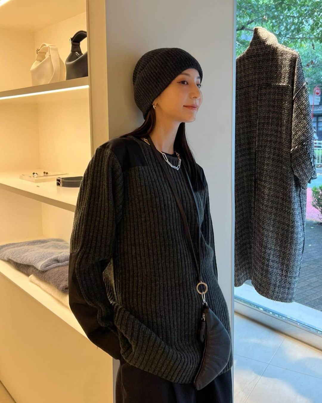 佐藤涼実のインスタグラム：「SHOPPING とりあえずこの2つに決めた🖤   @louren__official @louren_tokyo」
