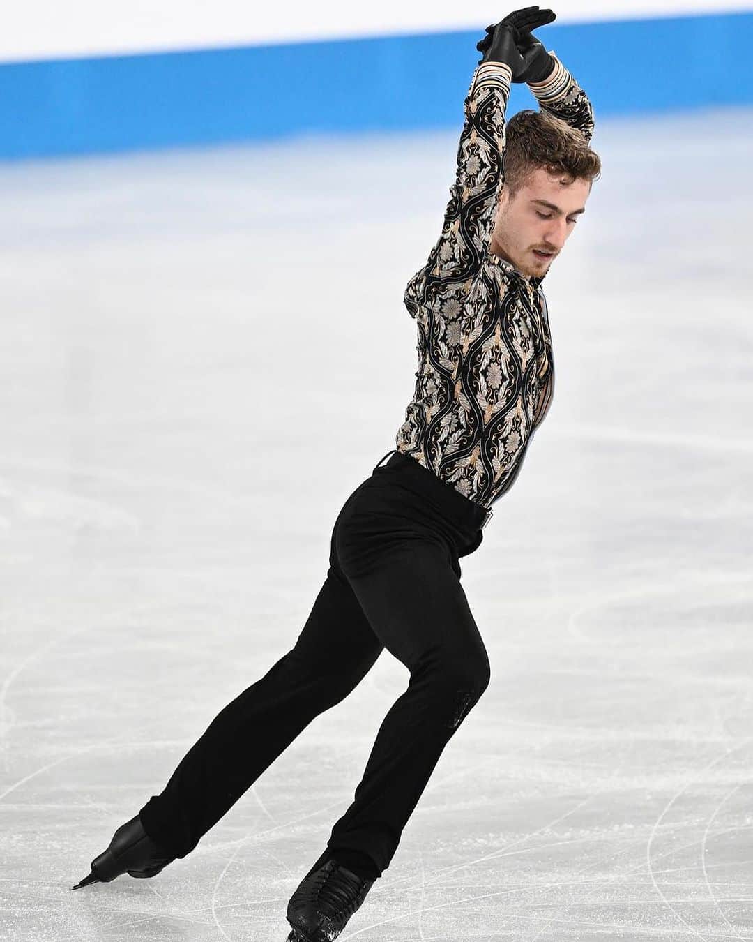 マッテオ・リッツォのインスタグラム：「Due righe su questo inizio di stagione.. Purtroppo come avrete notato, non sono presente a Lombardia Trophy.  Sto avendo a che fare con un piccolo infortunio che mi ha tenuto lontano dagli allenamenti per una settimana. Ora sto riprendendo a step graduati per cercare di tornare a pieno regime il prima possibile💪🏻 La prossima gara sarà Shanghai Trophy dal 3 al 5 Ottobre.  Si spinge e non ci si ferma mai❤️ A presto.  Matteo • • #Figureskating #pattinaggiosughiaccio #pattinaggiodifigura #iceskating #ice #competitions #race #olympics #japan #italiateam #fisg4passion  #icelab #fiammeazzurre #go #travel #passport #happy」