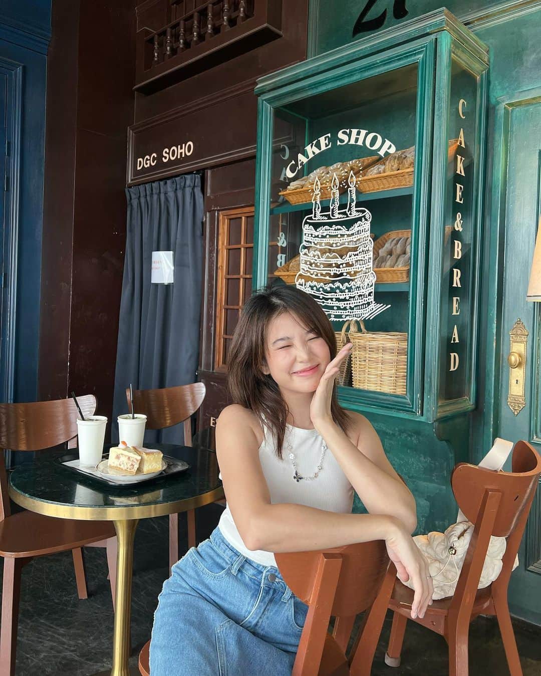 フォン＝サナンタチャット タナパットピサーンのインスタグラム：「ชีสเค้กร้านนี้อร่อยมาก มุแงงง 🍰 . เก็บตกโพสจากทริปเกาหลีค่า คาเฟ่นี้อยู่ที่อินชอน ร้านติดริมทะเลเลย ทุกเมนูเป็นชีสเค้กหมดเลย อยู่ที่ว่ารสชาติไหน ฝนสั่งมาสองชิ้น คืออร่อยเลยยย บรรยากาศร้านก็น่ารักก ร้านชื่อ 27 cheese 🧀」