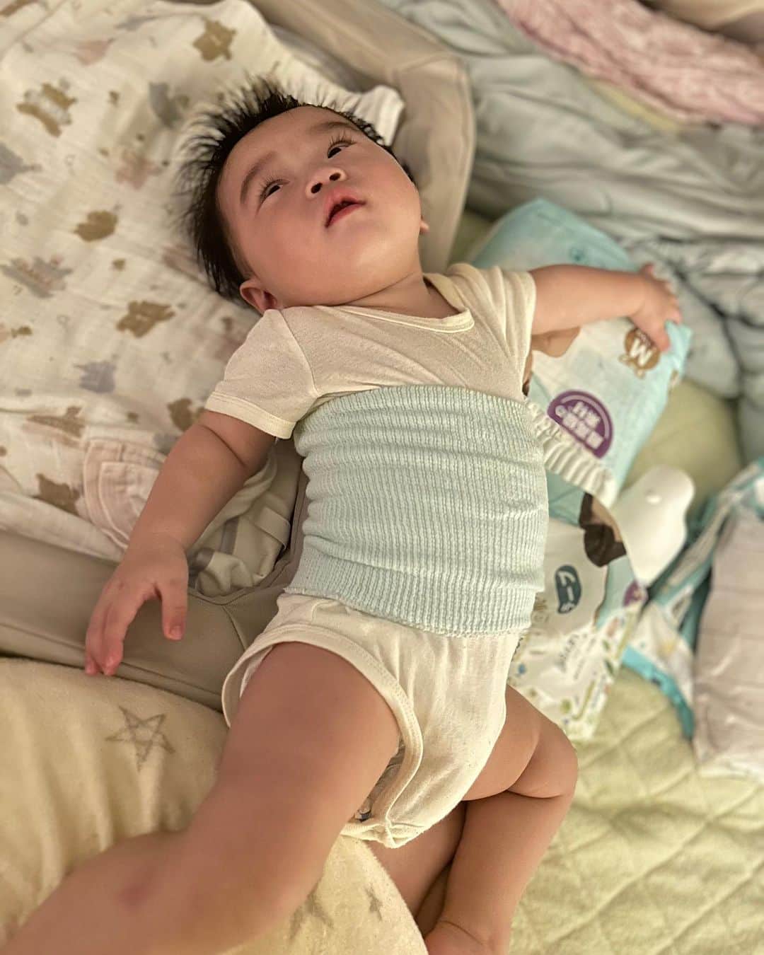 のインスタグラム：「ちょっと回復してきたのかな？ 昨日の甥っ子ちゃん👶 抱っこして寝かしつけようとしても、なかなか寝ないから降ろしたところ、 このままのポーズでしばらくフリーズしてたらしい🤣笑 大胆なそり返りね❤️ 因みに寝相も悪くて、毎度あっち行ったりこっち行ったり、ママの枕奪ったりwみたい👍w #甥活 #おばばか」