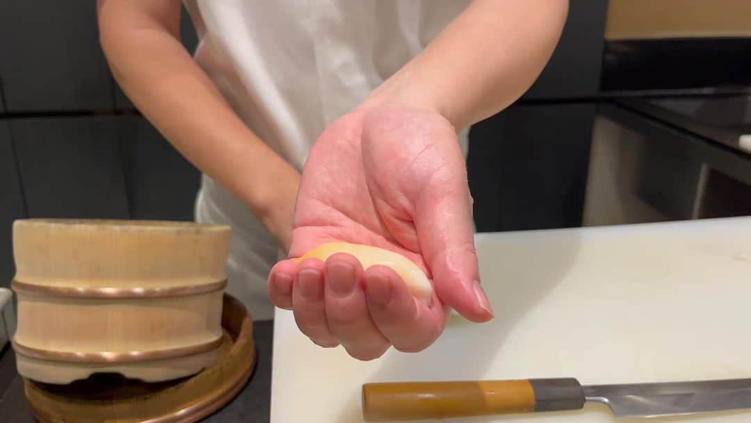 のインスタグラム：「For reservation: 099.606.0013 Or Line ID 027126639  #sushikanda #sushi #japanesecuisine #sashimi #foodporn #aroi #aroiibkk #ginraidee #paigingun #wongnai #edtguide #bkkmenu #starvingtime #寿司神田 #寿司スタグラム #鮨 #寿司 #すし #バンコク寿司 #銀座グルメ #赤酢 #横井醸造」