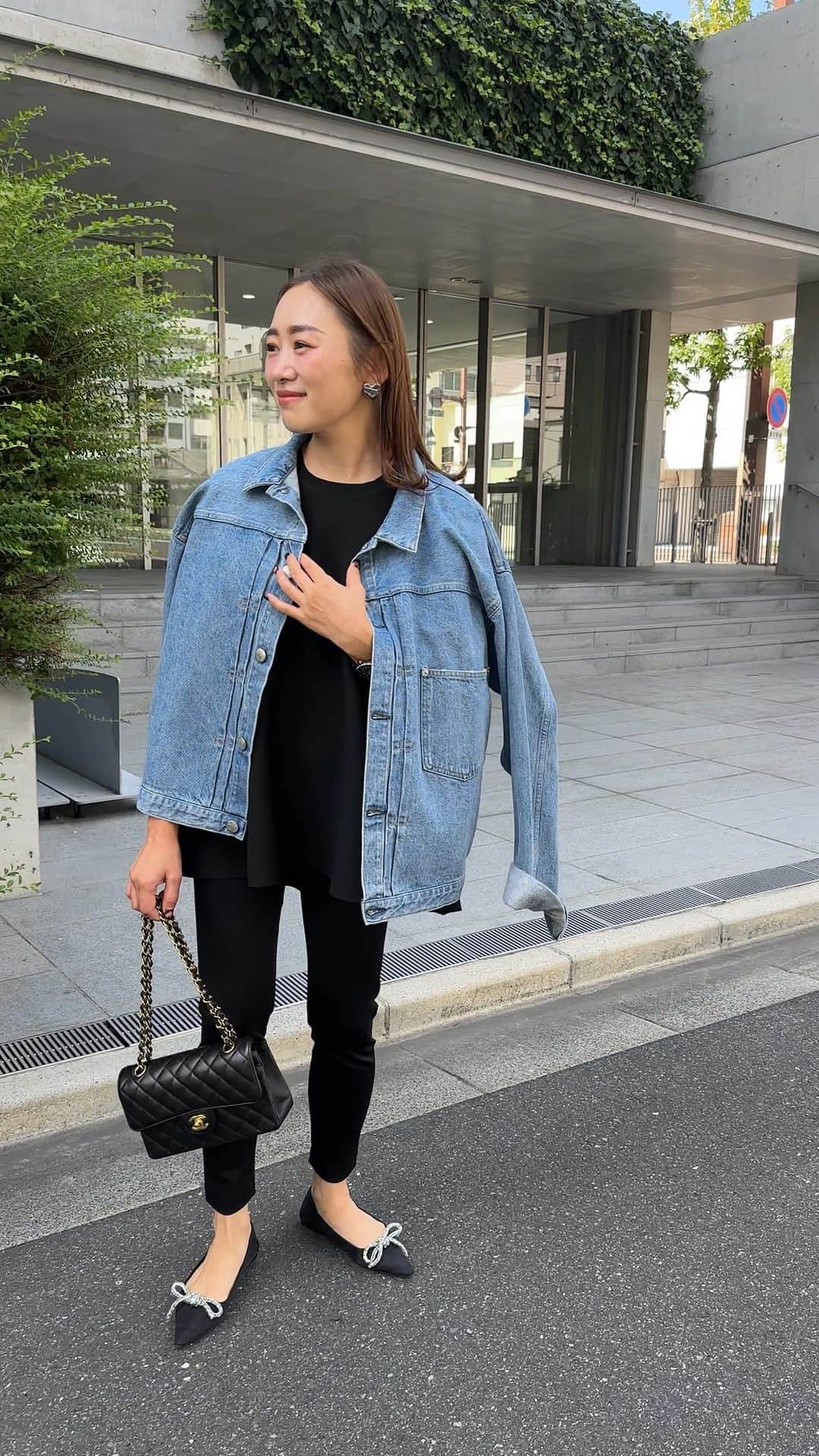 Keikooooooのインスタグラム：「もう少し寒くなったら、こんなコーデしたい🖤 最近getしたdenim jacketを早く羽織りたい👖😎  tops @liten.official   pants @liten.official #liten denim jacket @estnation_jp #estnation  shoes @zara #zara bag @chanelofficial #chanel  #ママコーデ#シンプルコーデ #シンプル#カジュアル#カジュアルコーデ #リテン#シャネル#エストネーション#gジャン #大人カジュアル #大人かわいい #秋コーデ#冬コーデ」