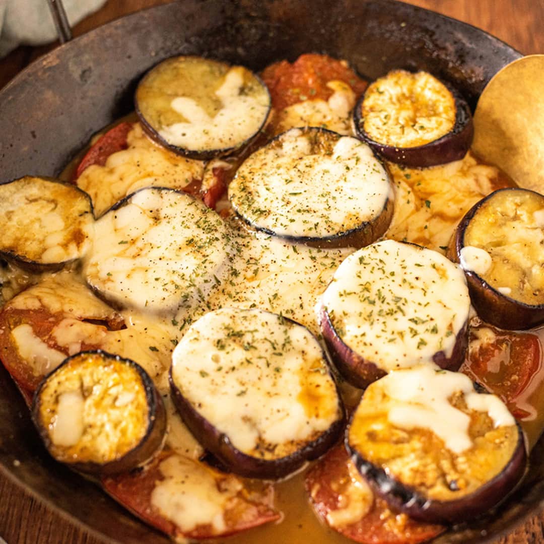 おうちごはん編集部さんのインスタグラム写真 - (おうちごはん編集部Instagram)「【#茄子とトマトのチーズ焼き 】#レシピ あり▼  簡単なのにうまいらくうまなレシピ🙌 火を入れたトマトの甘みと旨みに焼肉のたれが奇跡的にマッチング✨ お酒もごはんも進んじゃうとっておきのレシピです🥢  おもてなし料理にもどうぞ🎵  --------👇レシピ👇---------  茄子とトマトのチーズ焼き  ▼材料（2～3人前）  ・茄子……1本 ・トマト……2個 ・焼肉のたれ……大さじ4 ・水……20ml ・シュレッドチーズ……たっぷりと ・サラダ油……大さじ1　 ・プラックペッパー……適量 ・パセリ……適量  ▼下準備  ・茄子とトマトのヘタをとり、2cmほどの厚さで輪切りにする。  ・焼肉のたれと水を混ぜておく。  ▼作り方 1. フライパンにサラダ油を入れ、中火で茄子を両面焼く。  2. 茄子を取り出し、トマトも両面焼く。 ※フライパンに全部入る場合は、一緒に両面焼いてください。  3. フライパンに茄子とトマトを並べ、チーズをのせ、タレをまわしかける。  4. 蓋をして2分ほど弱火で蒸し焼きにし、ブラックペッパーとパセリを振り、完成！  photo by @ouchigohan_ojisan  🔽「茄子とトマトのチーズ焼き」のレシピは、おうちごはんの記事でもご紹介しています！ https://ouchi-gohan.jp/2805/  ------------------ ◆このレシピを作ってみたいと思った方は「保存📄」を、おいしそうと思った方はぜひ「いいね♥」してね😚  ◆ #おうちごはんLover を付けて投稿するとおうちごはんの記事やこのアカウント、おうちごはん発信のトレンドリリースなどでご紹介させていただくことがございます。スタッフが毎日楽しくチェックしています♪  ［staff : まい姉］ ------------------  #おうちごはんlover #おうちごはんラバー #ouchigohanlover #デリスタグラマー #ouchigohan #おうちごはん #recipe #レシピ #献立 #おかず #副菜 #夏野菜 #ナス #なす #トマト #チーズ #簡単 #楽うま #オトコメシ #おもてなし #簡単レシピ #手作り料理 #手料理 #焼肉のたれ #らくうま」9月9日 16時00分 - ouchigohan.jp