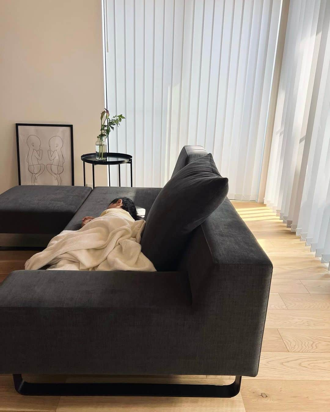 Ayaさんのインスタグラム写真 - (AyaInstagram)「お昼寝〜🛋😴 リビングぽかぽかで眠くなるよね😪  最近午前中寝なくなってしまい お昼、夕方に寝るように👦🏻 体力ついてきたかな〜🤔💦  上の子も２歳くらいからお昼寝しなくなったからな〜😅 お昼寝しなくなったら自分時間なくなるから辛い🤣笑  私も寝たいと思いながらやりたい事してたら あっという間に時間終わる〜🕛🏠  #myhome#マイホーム#注文住宅#お家づくり#新築戸建#グレーの家#グレーインテリア#フランネルソファ#シエスタ#flannelsofa#2階リビングの家#バルコニーのある暮らし」9月9日 15時52分 - aya__fit