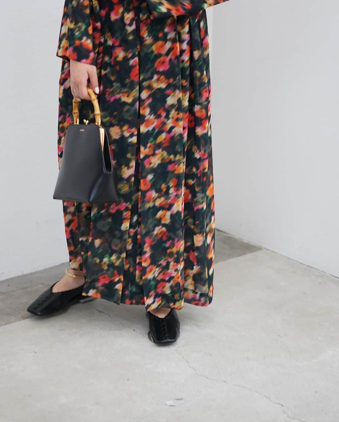 のインスタグラム：「【TELMA】  Printed Chiffon Dress ￥86,900（tax in）  どこかレトロなムードを残しつつ、都会的な仕上がりのワンピース。 少しダークなカラーリングが落ち着いた印象を与えます。  詳しくはオフィシャルサイト【ARKnets】にて。 ■商品や通信販売に関しまして ご不明な点がございましたらお気軽にお問い合わせください。 ----------------------------------- オフィシャルサイトの在庫と店頭在庫は共有しております。 商品に関しましては、お気軽にコメントや店舗までお問い合わせください。 ⬇︎⬇︎⬇︎ @ann_de_ark  @arknets_official  #fashion #栃木 #宇都宮 #ショップ #セレクトショップ　#arknets #anndeark  #telma #jilsander  -----------------------------------」