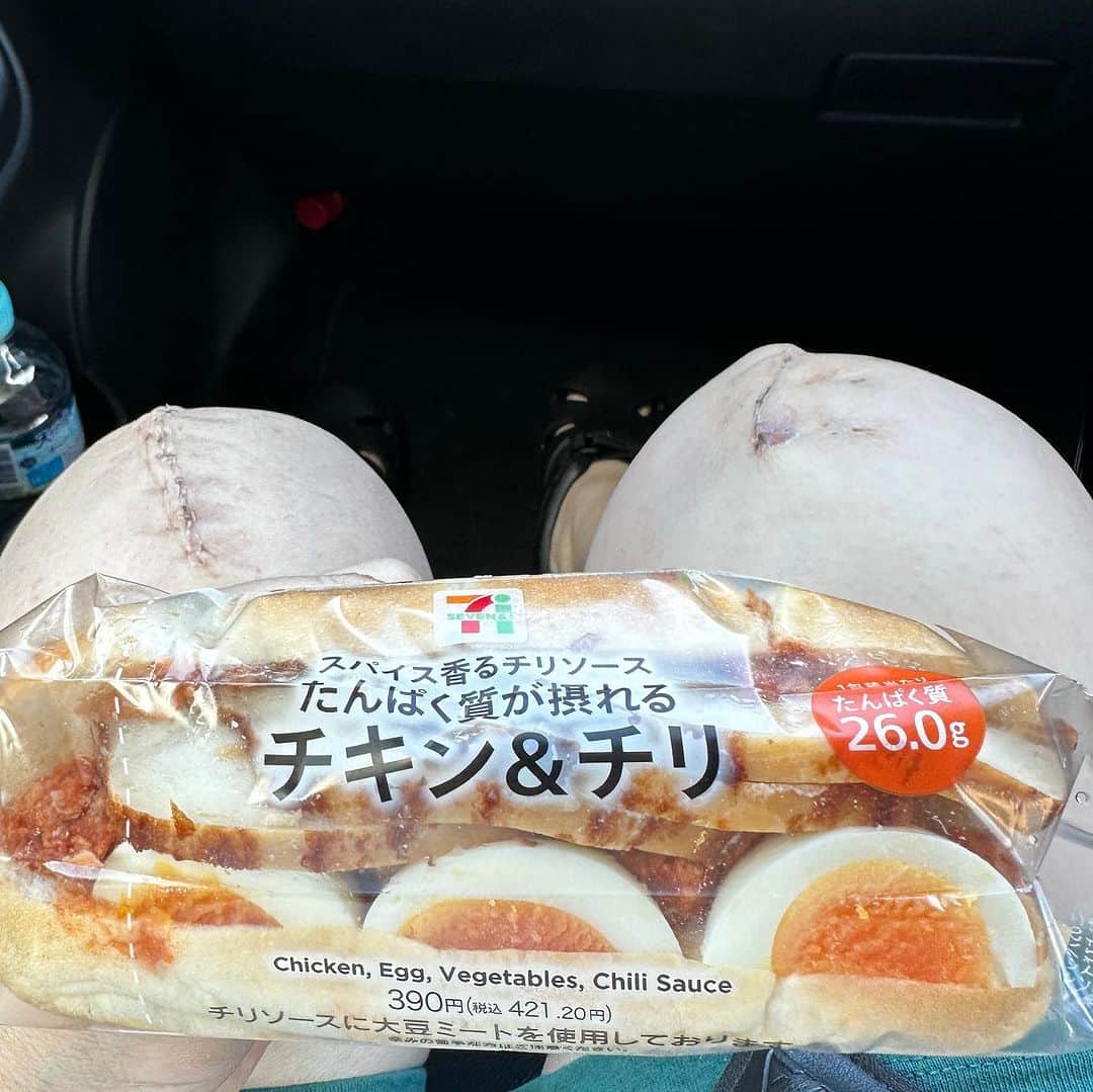 堀田祐美子のインスタグラム：「リハビリ終わりました。  お昼はセブンのチキン＆チリ  ボリュームあるのにカロリー低め！  お気に入り。  @yumiko_hotta  @t_hearts2020  #堀田祐美子 #yumikohotta  #prowrestling  #プロレス #womansprowrestling  #女子プロレス  #hearts82 #thearts  #セブンイレブン  #チキンチリ」