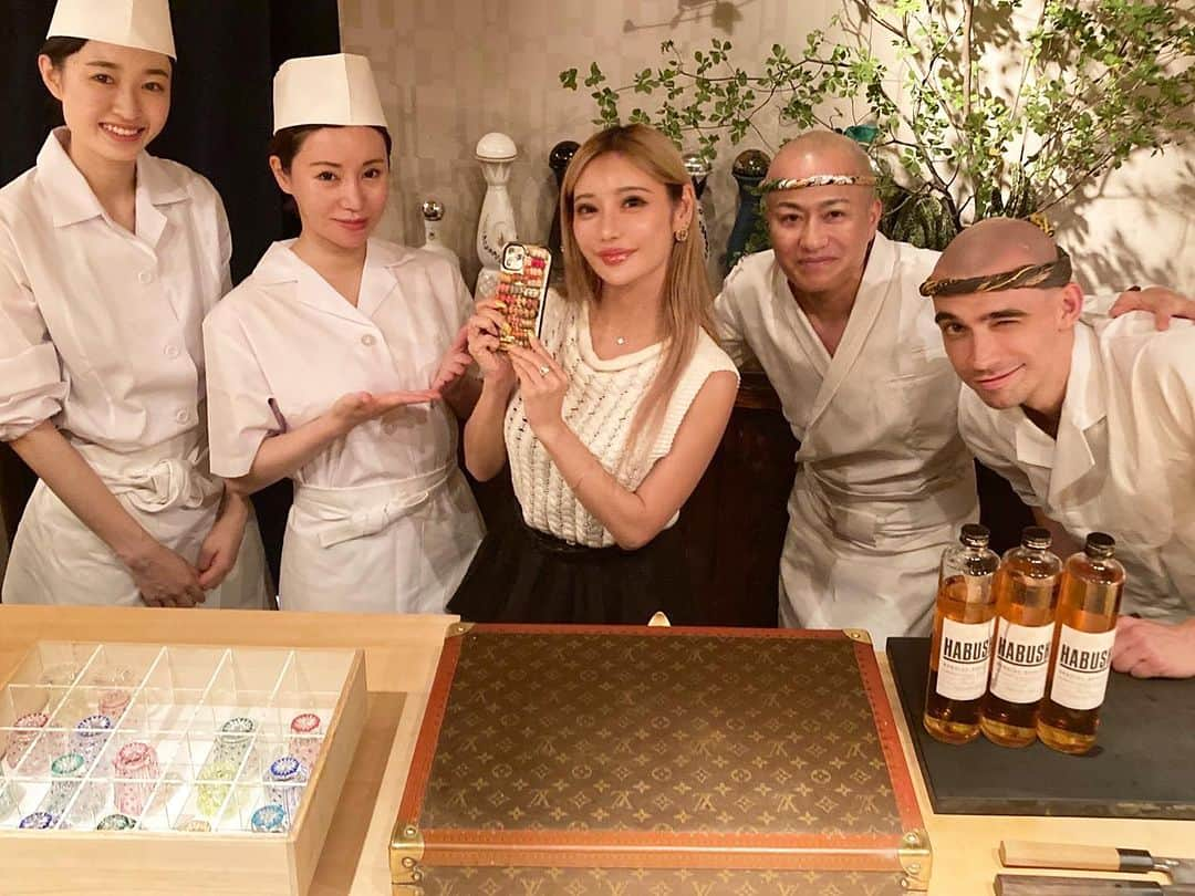 Miiのインスタグラム：「鮨尚光さん🍣  お誕生日お祝いしてくれました☺️ １つ１つ丁寧でキラキラしてた✨ 美しいものは心を豊かにしてくれますね☺️  #中目黒#お寿司#アート #たかみつ  #鮨」