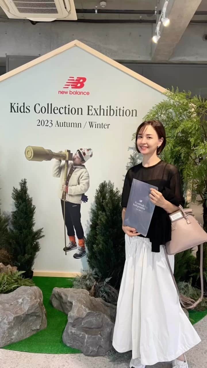 乙黒えりのインスタグラム：「Newbalance キッズシューズ2023AWのコレクションへ 子供の足に寄り添うNB 18歳までの足は軟骨の状態なので靴選びは大事なんです。だから成長期はきちんとサポートしてフィットする靴がおすすめ✨ NBは5mmずつサイズ豊富なのも嬉しいポイントですね。 新作も子供たち用にオーダーしたので楽しみです😊  #ニューバランス#NB#新作」