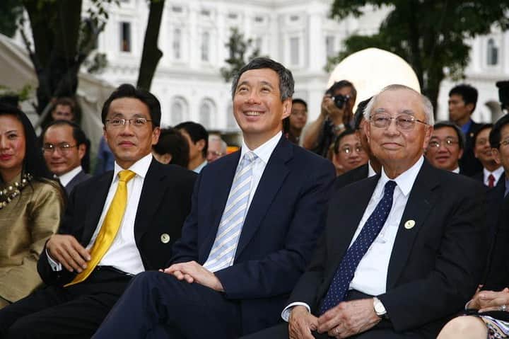リー・シェンロンのインスタグラム：「Deeply saddened by the passing of Dr Richard Hu, one of Singapore’s longest-serving Finance Ministers.  Richard was a close colleague and friend for many years. We entered politics in the same year — 1984. From the beginning we worked closely together in @mti_sg and @mof_sg. I will always warmly remember his wise counsel, strong sense of stewardship, and deep concern for Singaporeans.  Richard left a lasting legacy in the field of finance. He joined the GIC Board when it was first formed in 1981. When GIC's real estate arm, GIC RE, was corporatised into a separate entity in 1999, he was concurrently appointed its Chairman. With him at the helm, the GIC real estate team made its first foray into the region, and has since grown into a global real estate institutional investor.  When Richard retired from Shell in 1983, he joined MAS as its Managing Director. He became its Chairman when he entered the Cabinet. Under his leadership during these formative years, MAS established its credentials for stringent supervision and regulation of the financial sector, and sound monetary policy. He also oversaw the overhaul of our securities regulatory framework, which laid the foundation for Singapore to become a thriving global financial hub.  Richard was also Singapore's longest serving Finance Minister, having tabled in Parliament a record 16 budgets, overseeing a period of high growth and substantial budget surpluses. Under his prudent management, these surpluses steadily accumulated in our reserves, to become the unique resource that Singapore can now rely upon.  One key policy Richard oversaw was the introduction of the goods and services tax in 1994. But Richard did not just push through the GST. He introduced a comprehensive package of support and offset to help businesses and households cope. This was the model for many subsequent assistance packages from the government that have benefitted generations of Singaporeans.  Singapore owes Richard our gratitude for a lifetime of contribution and service to nation. I offer my deepest condolences to his family in this time of loss and grief. He will be deeply missed. – LHL   (With Dr Richard Hu in 2006 / Photo by @sgsmu)」