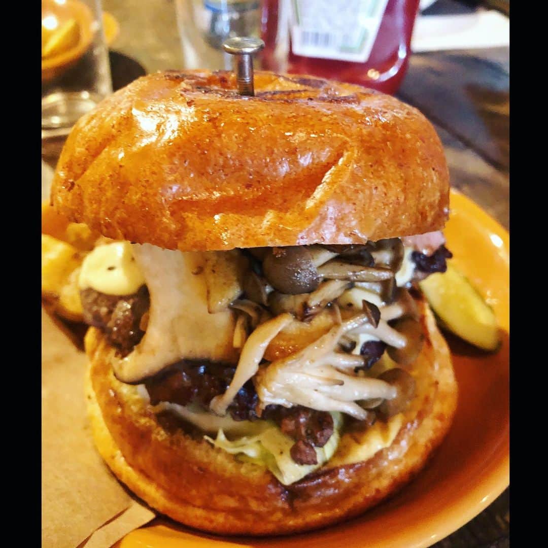 MONKYのインスタグラム：「月に2回、和田食堂でSAXレッスンの後にバーガー🍔を食べて2年、全てのバーガーを食べてる天パです。  マイフェバリットはフィッシュバーガーなんだけど、今日の木の子チーズバーガーも美味しかった！！  そんな我らが和田食堂にて、明日は岩原大輔ジャンベワークショップと、鈴木井咲ギター教室と合同で学園祭やります♬  13時からバーガーとビールと音楽でワイワイやってます。 オープンマイクもあるので、飛び入りもカモン！！  セッションしょー♬  観るもよし演るも楽しの学園祭！ 楽しみまショウ！  ９月１０日 （日） 和田学園祭 vol.2 in 横浜高田  和田食堂  ●和田食堂で定期開催しているMONKYのSAX教室と和田食堂と鈴木井咲ギター教室、そして岩原大輔のジャンベワークショップが集ってみんなでワッショイな音楽祭♪♪  それぞれの教室のアンサンブルがあったり、オープンマイクでのセッションがあったり、楽器を持ってきてもらえれば、その日に一緒に合奏に参加もできます。 和田食堂のバーガーと音楽の最幸な日曜日。 観るも良し参加するも良し！みんなでワイワイ、和田学園祭！！  ●横浜高田  和田食堂 （神奈川県横浜市港北区高田東１丁目４６−２）  ●OPEN 12:00  START 13:00  ●charge 投げ銭　/ Player ¥2000  ●出演  MONKY（Sax） 鈴木井咲（Guitar） 和田BEN貞彦（Bass） 岩原大輔（Perc）  SAX教室の皆さん、ギター教室の皆さん、ジャンベワークショップの皆さん、and You！  ●お問い合わせ 家永吹産 https://ienaga2020.com/contact/  facebookイベントページ https://fb.me/e/1dM3mCcTM」
