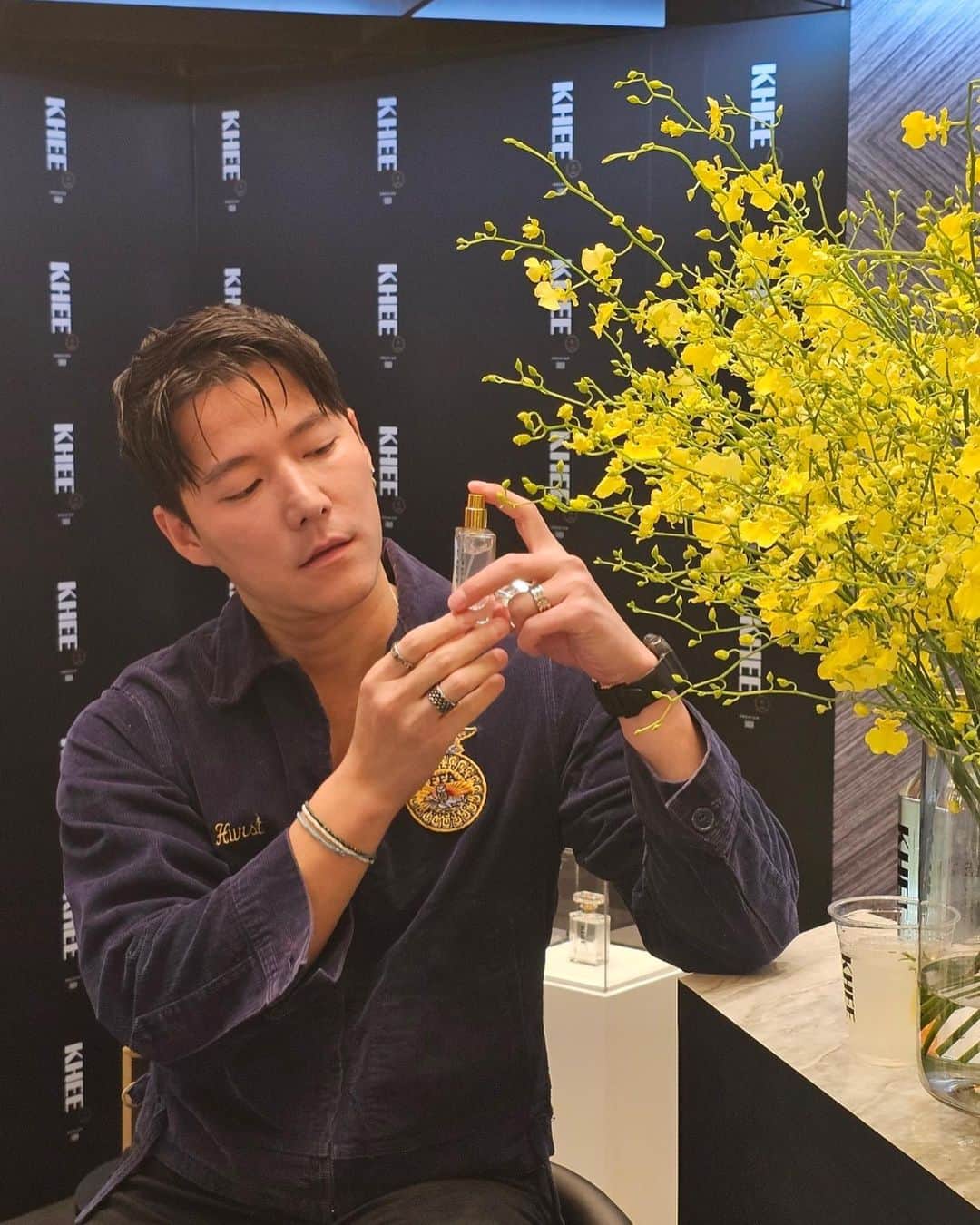 チョ・テグァンのインスタグラム：「축하합니다 🍾 -  @kheesoju  #khee  #ediblefragrance  @dazedkorea  @sennethh  #kheesoju  #키소주  #키조개」