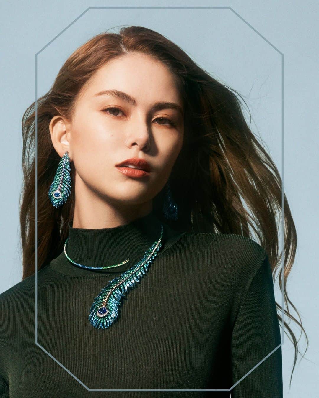ブシュロンのインスタグラム：「Ready to take flight with the new Plume de Paon creations? Lightness is just a flutter away. ⁣ ⁣ #PlumedePaon⁣ #SpreadYourWings」