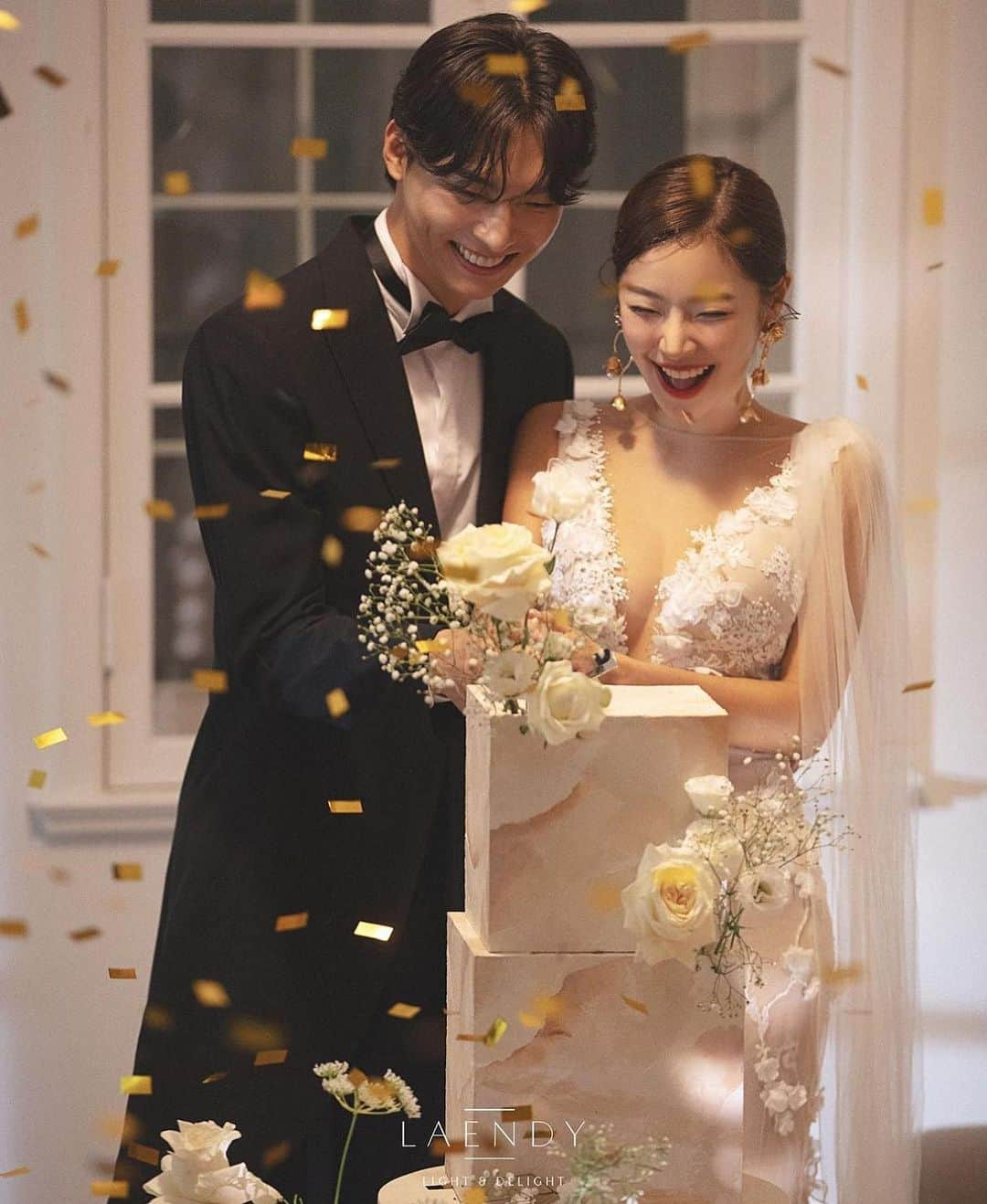 プレ花嫁の結婚式準備サイト marry【マリー】さんのインスタグラム写真 - (プレ花嫁の結婚式準備サイト marry【マリー】Instagram)「ケーキカットのタイミングで、コンフェッティシャワー🎗️✨🎂 ⁡ ⁡ ケーキカットも華やかになるし、挙式のフラワーシャワーとも違う瞬間を残せるし、披露宴でやってみたい演出ですよね✨🤍 ⁡ ⁡ ⁡ regram @bomeun__  ⁡ ⁡ ⁡ ⁡ * @marryxoxo_wd は世界中から見つけたときめくウェディング情報を発信するメディアです♡ ⁡ プロフィールURLのサイトから、 結婚式アイデアをたくさん見られます🪞 Instagramでは投稿していないテーマも たくさんあります𓊮𓍯 ⁡ ⁡ ⁡ #ケーキカット#ケーキ入力#ウェディングケーキ#披露宴演出#コンフェッティシャワー」9月9日 16時18分 - marryxoxo_wd