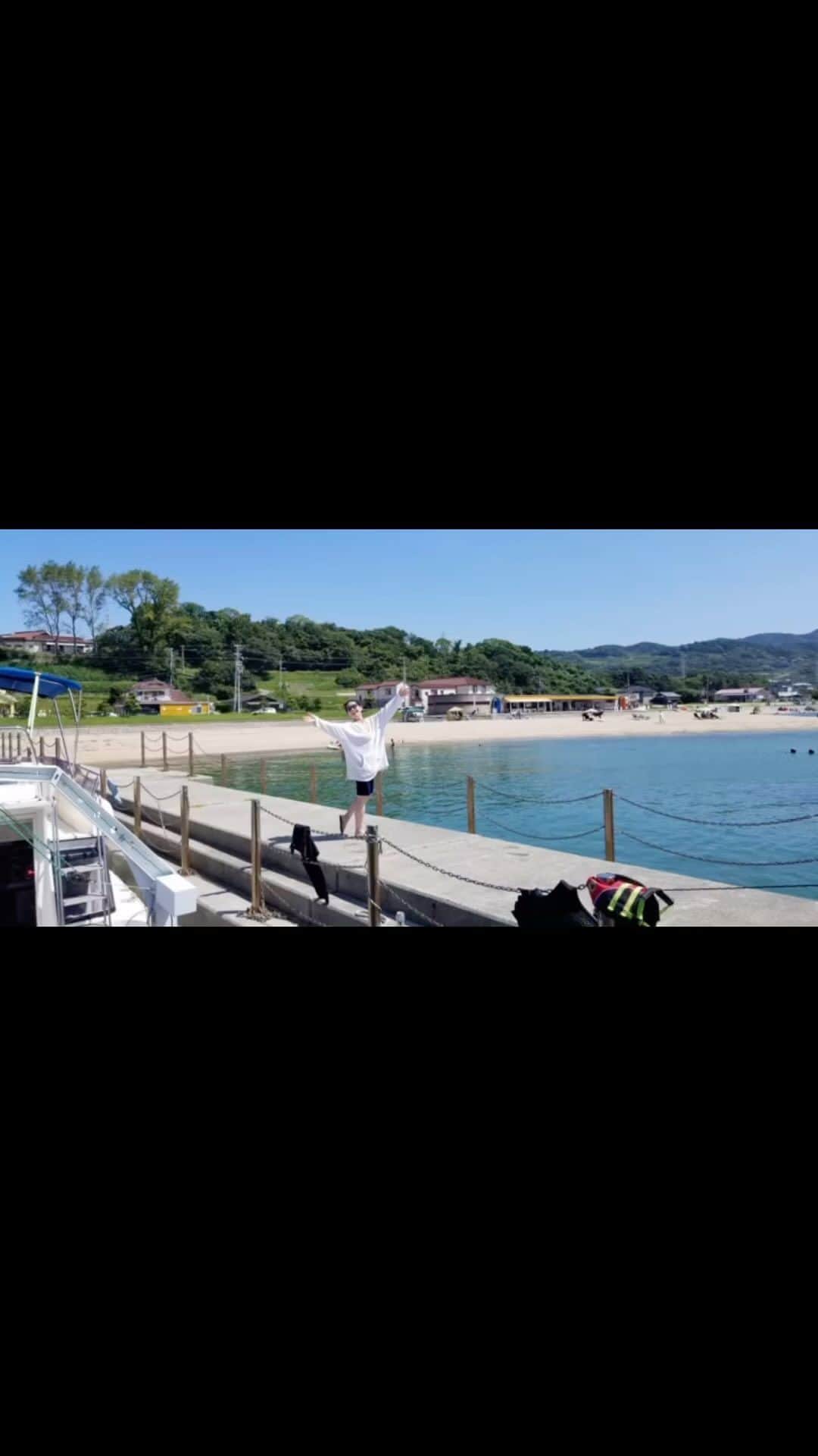 森夏子のインスタグラム：「これが私のアナザースカイ🙌  今年の夏はよく焼けたなぁ。。。 日焼けの後に思い出 多し🎵  5年ぶりのジェットは… もさもさしてます💦  ちゃんと２級免許保持者です🛥️ 決して危ない運転は致しません🖐️ いえ、そないな運転はできませんw  なので、誰かの後ろにしがみ付いてるのが 一番なのです✌️  9月になりましたね。 週末は　まだ夏気分ですが 朝晩はずいぶん涼しくなりました🍁  秋も楽しんで行きましょう🎶  #instagood #love #nature #lifestyle  #海好きな人と繋がりたい #淡路島　#海　 #reelsinstagram #instareels #vacation」