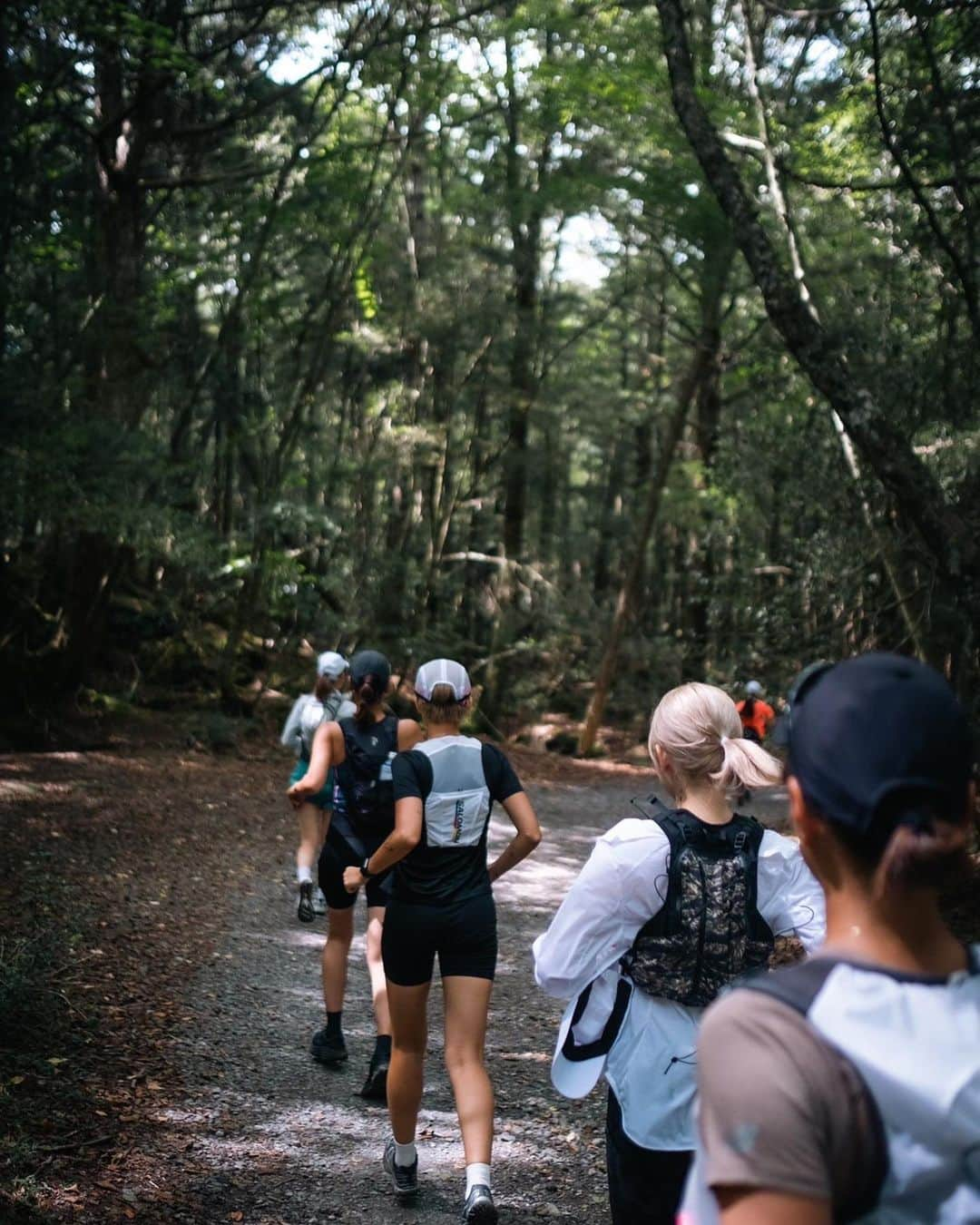 中村優さんのインスタグラム写真 - (中村優Instagram)「Trail Running🌲✨ 樹海を走るのは最高に気持ちよかった🙌🏼  走って河口湖周辺で温泉入って♨️ @fuji_gateway でキャンプ🏕️ 最高に楽しいおとなのあそび🥳 @underthetreeclub  @amuse_adventure  📷 @aratinlutherking_jr #トレラン#トレイルランニング#run#running#優run#ランニング#ランナー」9月9日 16時20分 - nkmr_yu