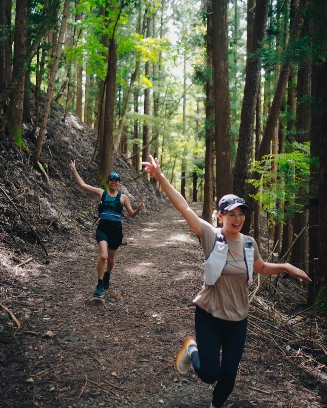 のインスタグラム：「Trail Running🌲✨ 樹海を走るのは最高に気持ちよかった🙌🏼  走って河口湖周辺で温泉入って♨️ @fuji_gateway でキャンプ🏕️ 最高に楽しいおとなのあそび🥳 @underthetreeclub  @amuse_adventure  📷 @aratinlutherking_jr #トレラン#トレイルランニング#run#running#優run#ランニング#ランナー」