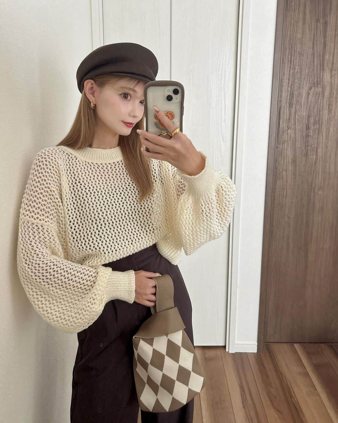 のインスタグラム：「.  少しずつ秋服にチェンジ🍂 この編みニット可愛い🤍🤍 @noahl_official 🏷️ 今はまだ暑いからキャミの上に✨  涼しくなってきたらシャツや ワンピースにレイヤードしたり 着回しもできて使える🌼  #noahl#ノアール #ootd#大人コーデ #秋コーデ #ママコーデ #ニット #淡色コーデ」