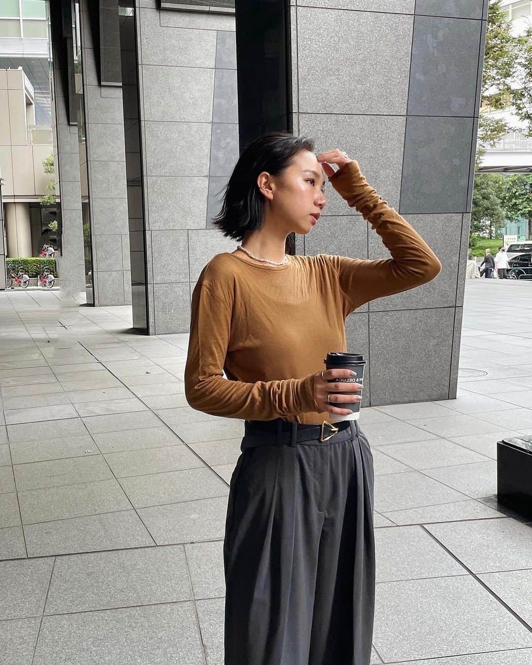 ETRÉ TOKYO ストアのインスタグラム：「@etretokyo  【Recommend items】 ㅤㅤㅤ ㅤㅤ #ETREダブルクロスサムホールボディースーツ IVORY / BEIGE / CHARCOAL F size ¥13,200(tax in) ㅤ  新宿スタッフ @etretokyo_nami 167cm BEIGE  @etretokyo_maki 161cm IVORY  本社スタッフ @_emiko123__ 153cm CHARCOAL ㅤㅤㅤ  - - - - - - - - - - - - - - - - - - - - - - - - - - - -  商品詳細はTOPページURLよりチェック🔍 ›› @etretokyo_store  ㅤㅤㅤ スタッフコーディネートも毎日更新中【 #etretokyo_staff_ootd 】をフォロー🐿️  TOPページの"フォロー中"から 気になるスタッフのアカウントをフォロー🤝  ㅤㅤㅤ ㅤㅤ  - - - - - - - - - - - - - - - - - - - - - - - - - - - - ⁡  【INFORMATION】 ⁡ㅤㅤㅤ ⁡ ※ ルミネカード会員様限で店舗通販のご利用が可能です。  ⁡ ※お電話がつながりにくい可能性がございます。  ※また混雑時には入場制限及び 試着点数の制限を設けさせて頂きます。 予めご了承ください。 ⁡ ⁡ ご理解、ご協力を賜りますよう 心よりお願い申し上げます。   ㅤㅤㅤ 【LUMINE SHINJUKU STORE】 ETRÉ TOKYO ルミネ新宿2店 TEL：03-5989-0979  ー営業時間ー (平日、土日祝)11:00-21:00 ⁡ #etretokyo#etre#fashion#etretokyoshinjuku #etre#2023etre#etretokyo_staff_ootd#2023aw #ルミネ新宿2 #新作紹介 #秋ファッション #秋スタイル #スタッフスナップ #カジュアルコーディネート #ボディスーツ #パンツコーデ #カラーコーディネート」