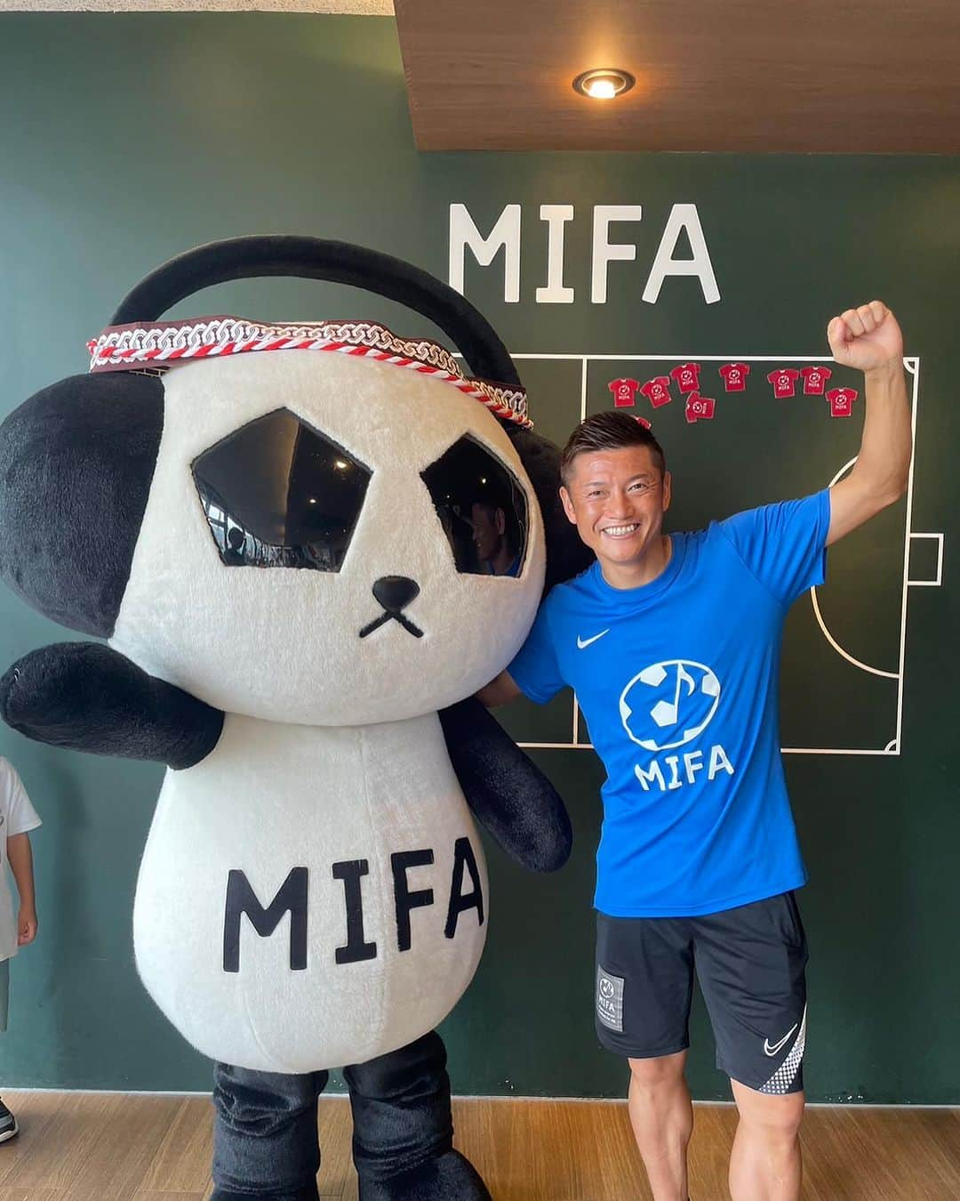 播戸竜二さんのインスタグラム写真 - (播戸竜二Instagram)「『MIFA⚽️』 ・ イベントいきました！ ・ 最高に楽しかったです！ ・ MIFAの9周年。豊洲の人達と溶け合っていました！ ・ サッカーと地域はやっぱり最高です！ ・ 豊洲のお神輿が来てたり、豊洲のハチミツがあったり、豊洲をいろいろ学べた1日でもありました！ ・ 子供達にはもちろん！ おばんざーい✊ 最高でした！ ・ ・ #MIFA #9周年 #みふぁんだ #三井不動産レジデンシャル」9月9日 16時32分 - ryuji_bando