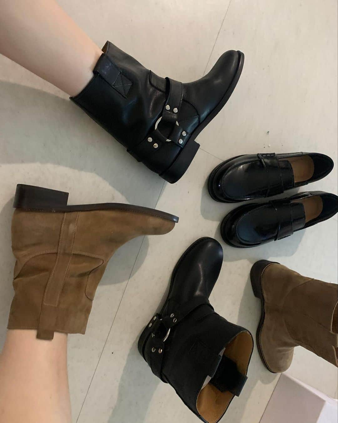 nanaのインスタグラム：「오늘 내게온 택배🖤 두번째 귀여운 나흐나흐샘플 너모 부드럽고 편하다구 엉엉 그리고 나의 화장품들.  그리고 요즘 배달음식 굿바이하고 먹는 것들 히히」