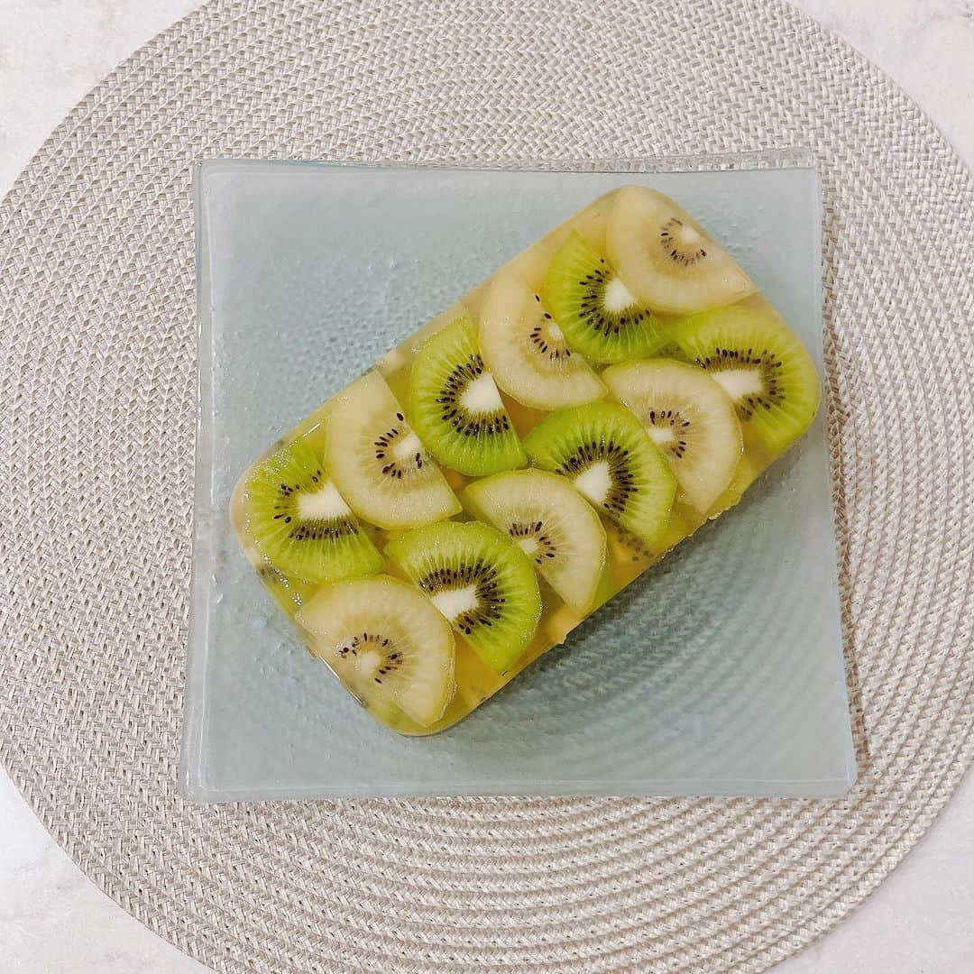 千波のインスタグラム：「キウイゼリー🥝  まだまだ暑い日が続きますね！ 冷たくさっぱりしたデザートで🍮 ビタミン補給 ヘルシーで罪悪感なしです🥝  フルーツを加熱せずに作っているため、ゼラチンではなく 寒天パウダーで。 アガーでもいけます◎ 甘味はラカントを使っているので 茶色になってますが お砂糖だと透明で綺麗に仕上がります◎  ⭐️材料 キウイ3〜4個 水500ml 寒天4g 甘味(ラカントまたはグラニュー糖)60g レモン汁大さじ1  ①鍋に水、寒天、ラカントを入れ火にかけ、混ぜながら煮立たせる。 ②2分ほど煮たたせ寒天がとけたらレモン汁を入れ火を止め 粗熱をとる。 ③キウイを好きな形に切る ④水で濡らした型にキウイを並べる(一層目は綺麗に、そのあとはランダムに) ⑤2の寒天液を流し、 冷蔵庫で冷やして固まったら完成。 寒天なので好きな大きさに 切り分けられます✨  ゴールドキウイとグリーンキウイ混ぜるとかわいい🫶 私はお風呂上がりのデザートに🥝  @zespri_jp ゼスプリさんのレシピでした🥝  #キウイ #ヘルシーデザート #whatieatinaday」